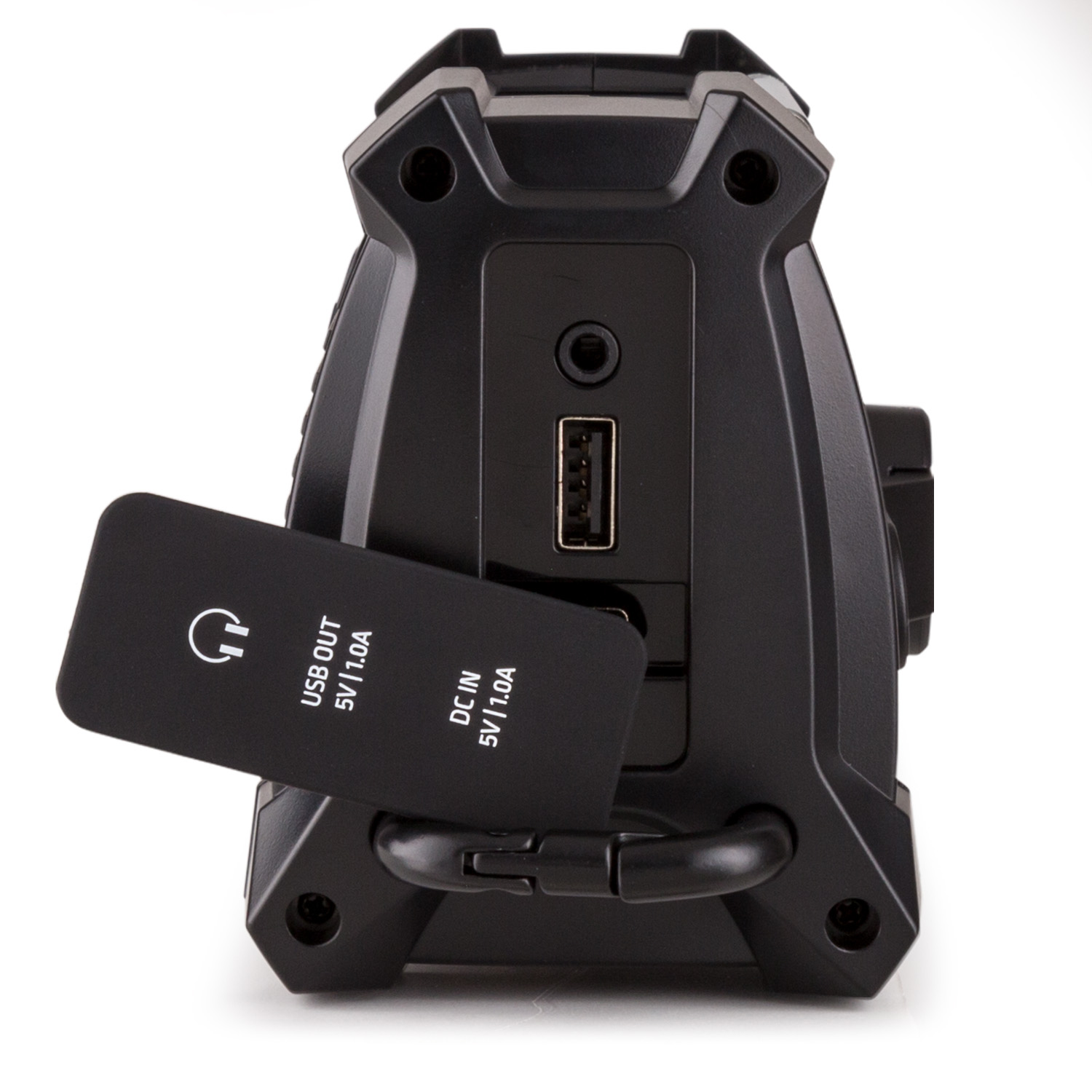 Vista posteriore di un dispositivo nero con copertura della porta aperta che mostra le porte USB e DC.