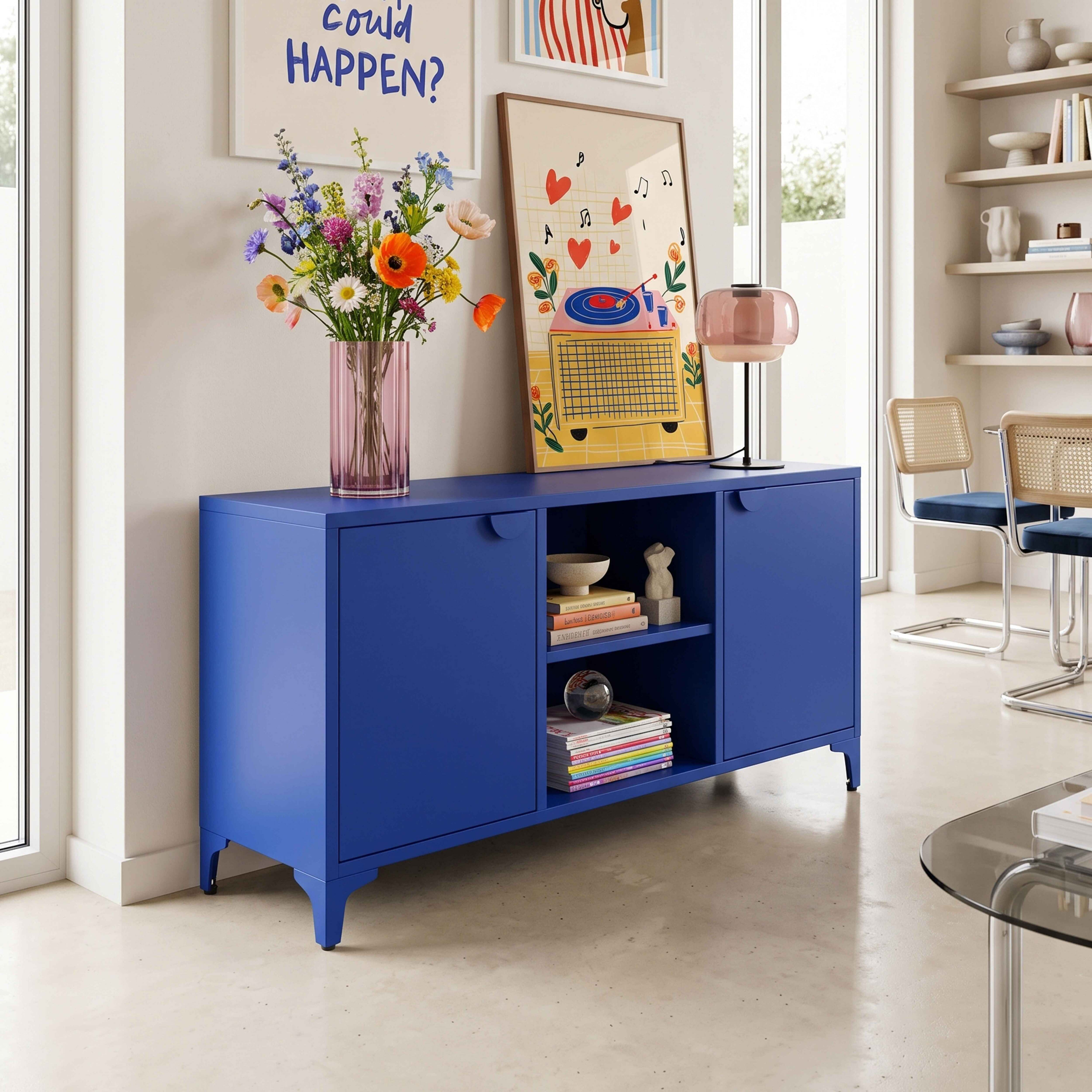 Blauer Schrank mit Blumen in einer Vase, Kunstwerken und einer Lampe in einem hellen Raum.
