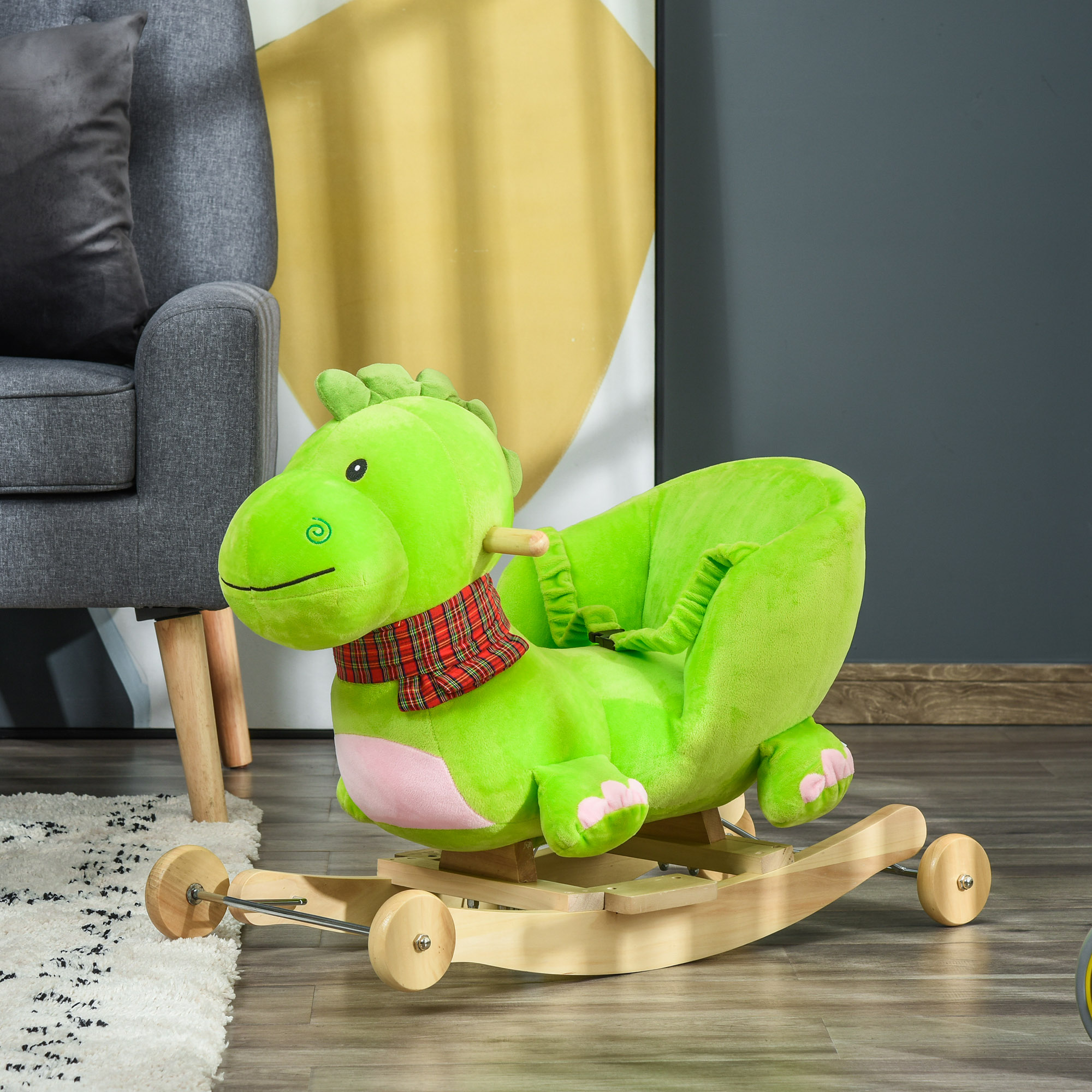 Un cavallo a dondolo a forma di dinosauro di peluche verde con zampe in legno e sciarpa a quadri.