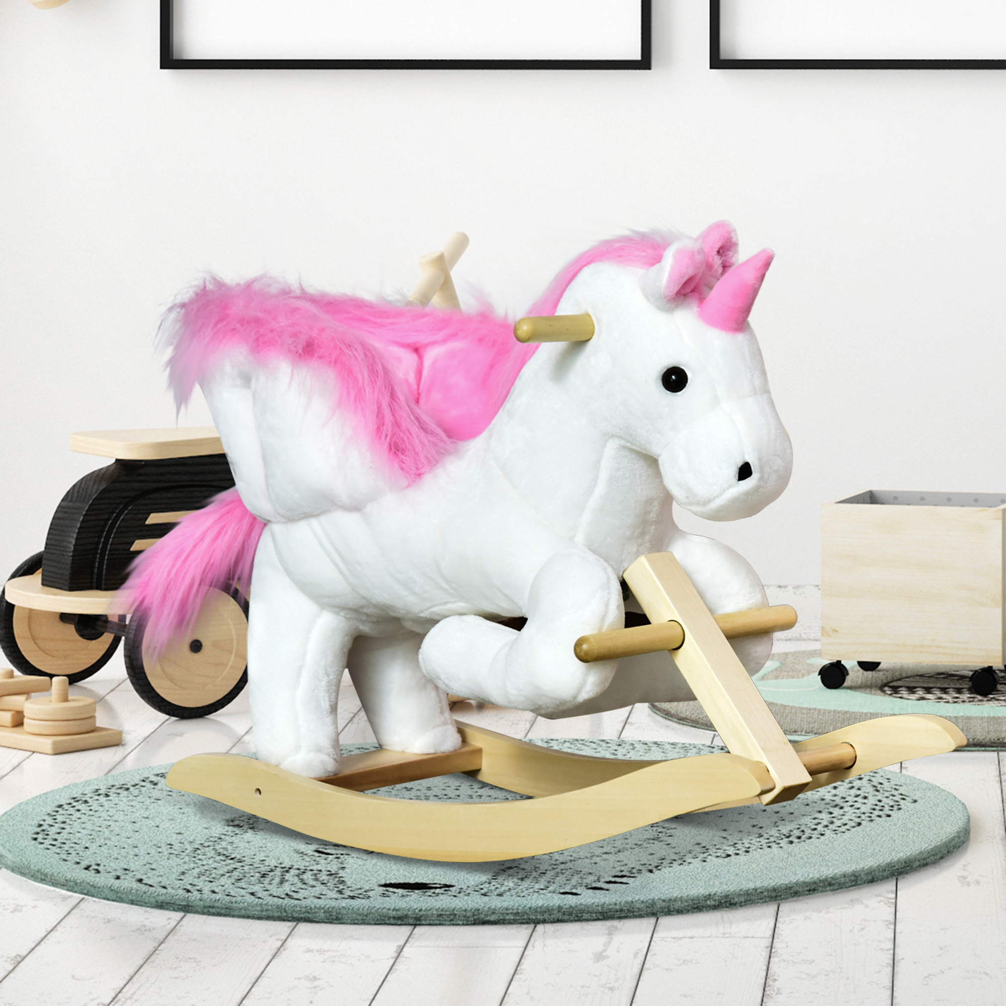 Un unicorno di peluche bianco con criniera e coda rosa su dondoli di legno in una stanza per bambini.