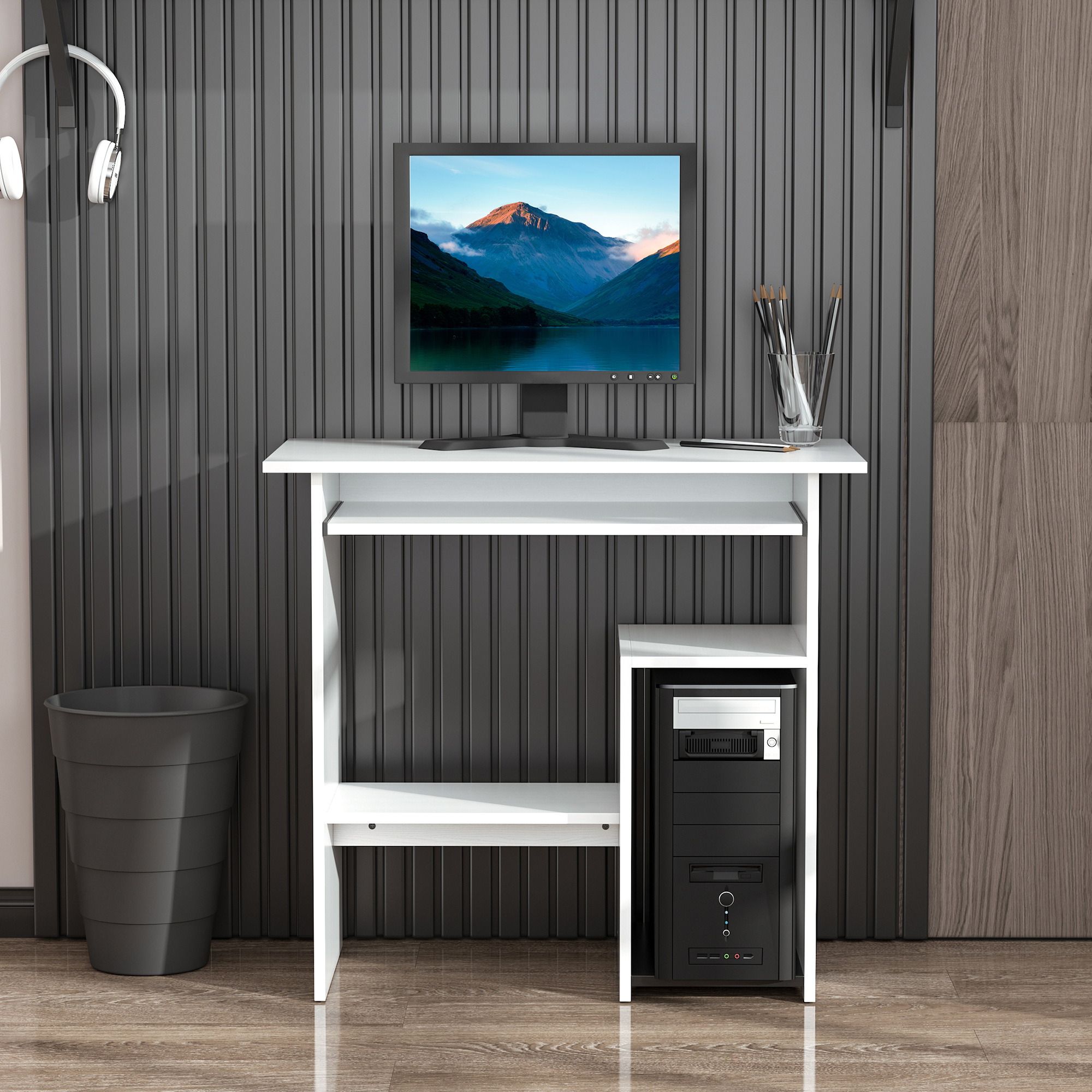 Una scrivania bianca per computer con monitor, torre PC e portamatite contro una parete scura.