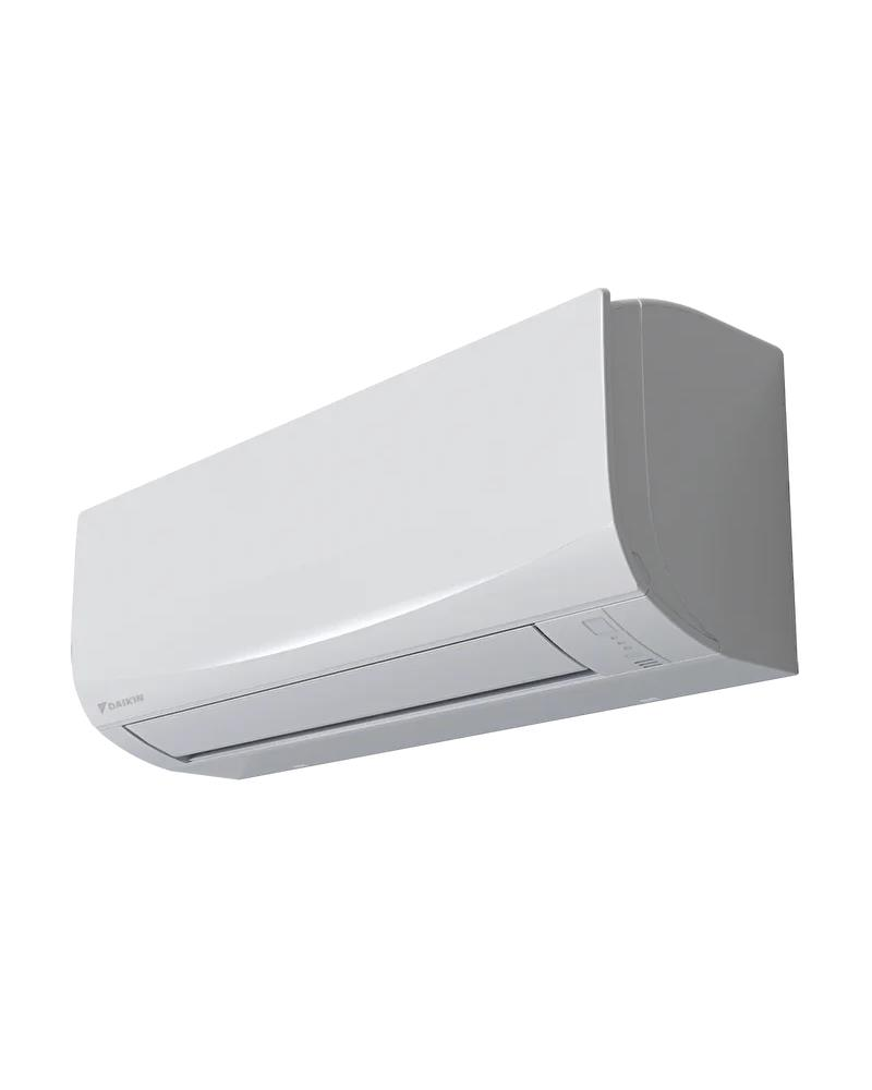 Beyaz arkaplanda beyaz bir Daikin duvar tipi klima.