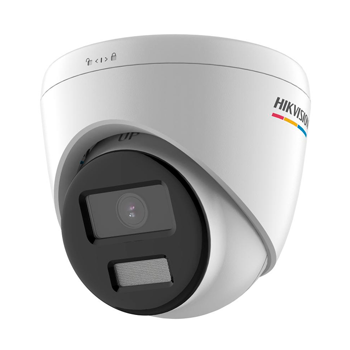 Siyah lensli ve dahili mikrofonlu beyaz Hikvision güvenlik kamerası.