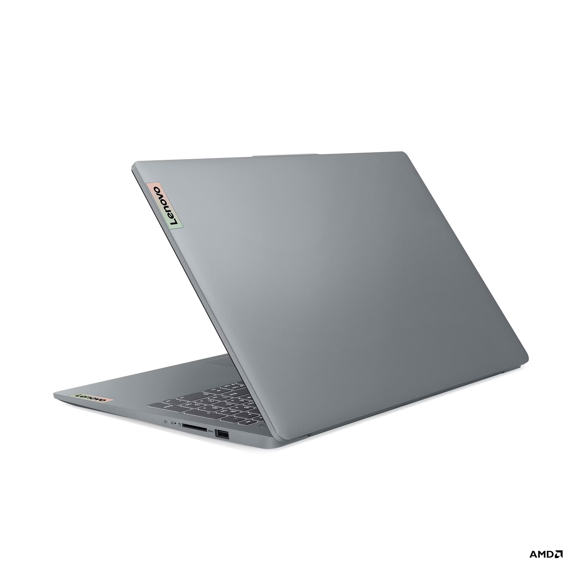 Beyaz arka planda klavyesi, bağlantı noktaları ve logosu görünen arkadan açılı gri Lenovo dizüstü bilgisayar.