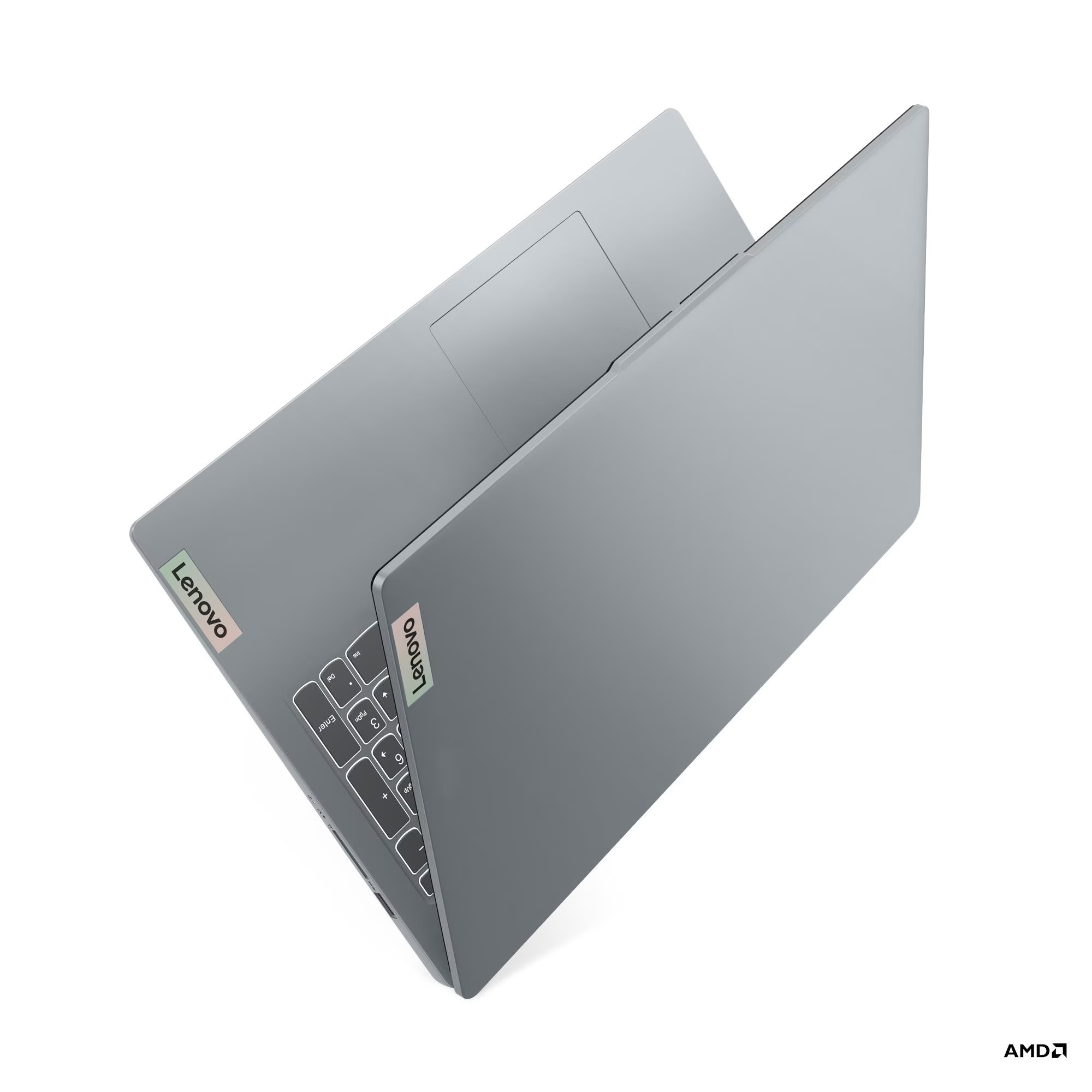 Gri renkli bir Lenovo dizüstü bilgisayar, beyaz bir yüzeyde hafifçe açılmış olarak gösteriliyor.