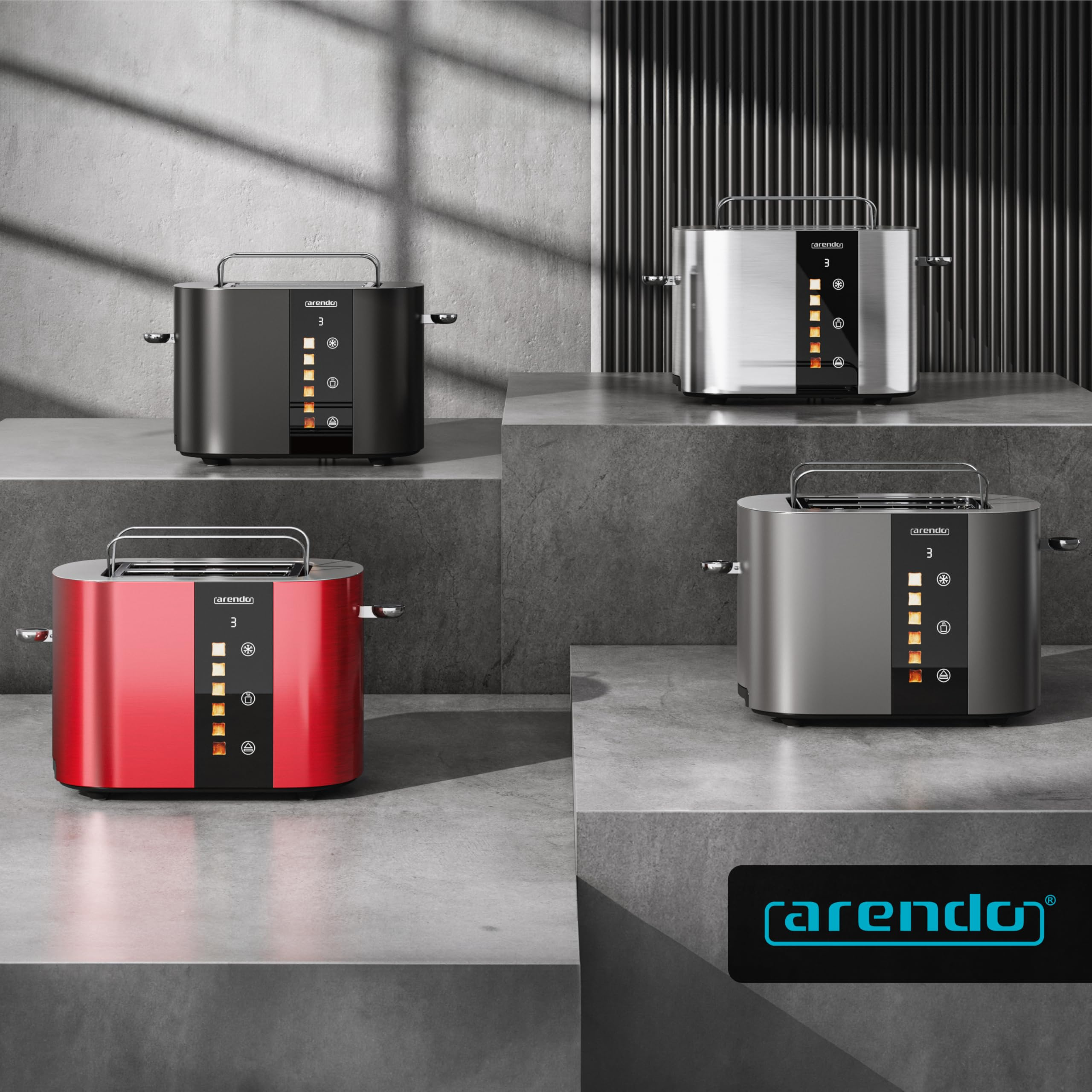 Quattro tostapane Arendo in rosso, nero, argento e grigio sono esposti su gradini di cemento grigio con logo.