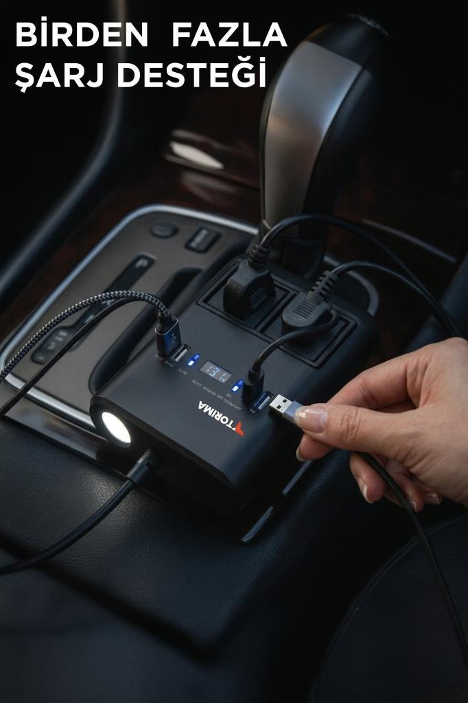 Vites kolunun yanındaki çoklu araç şarj cihazına USB kablosu takan bir el.