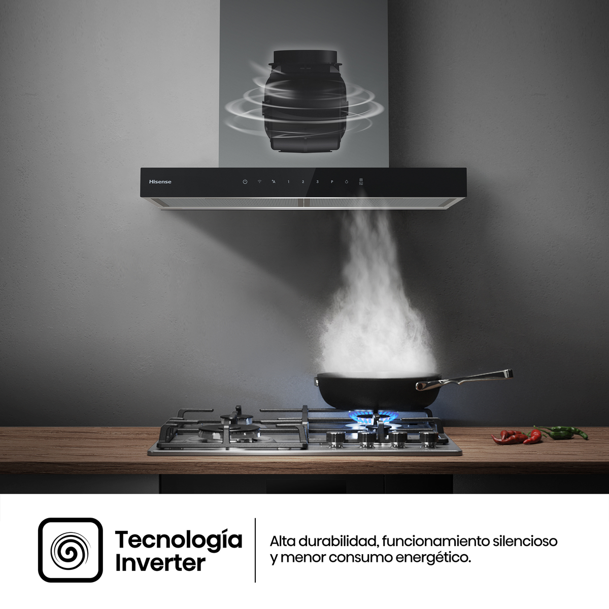 Una campana extractora Hisense negra sobre una placa de gas con una sartén generando vapor.