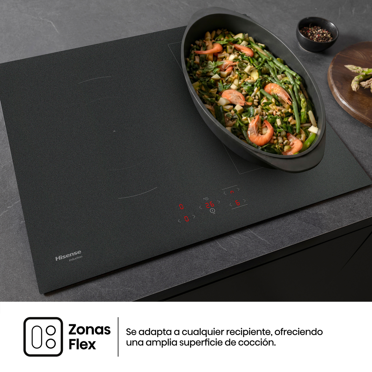 Una placa de inducción Hisense con una sartén negra con gambas y verduras.