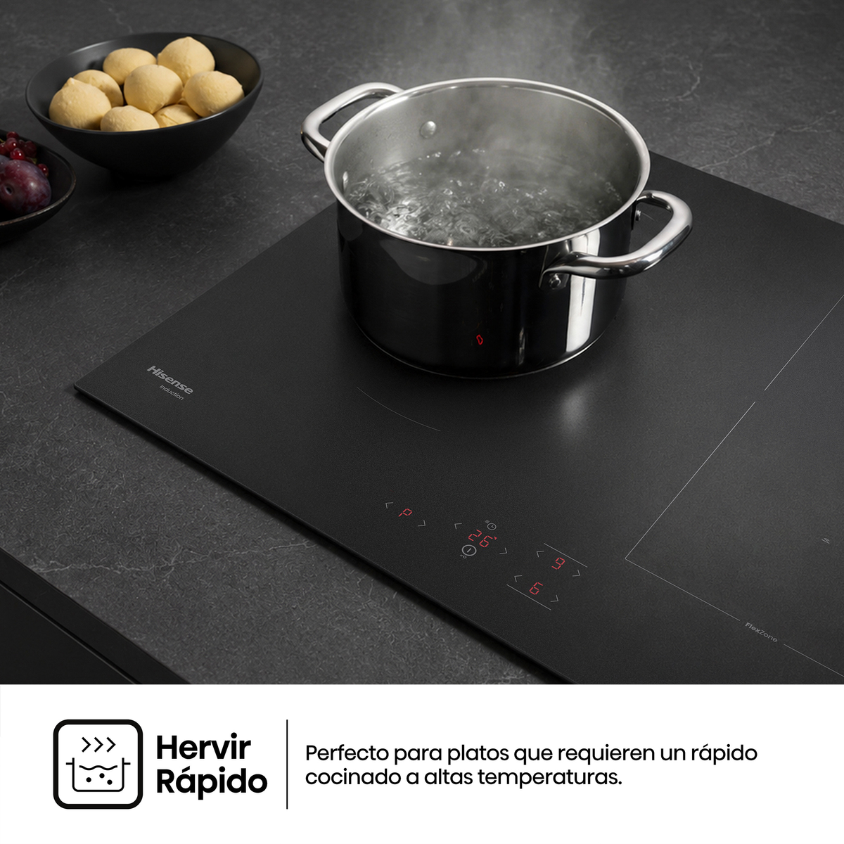 Una olla con agua hirviendo en una moderna placa de inducción negra con controles táctiles.