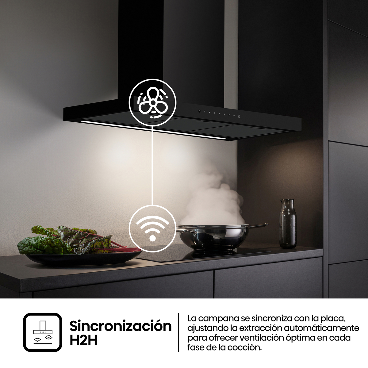 Campana extractora negra sobre placa con olla humeante e icono de sincronización.