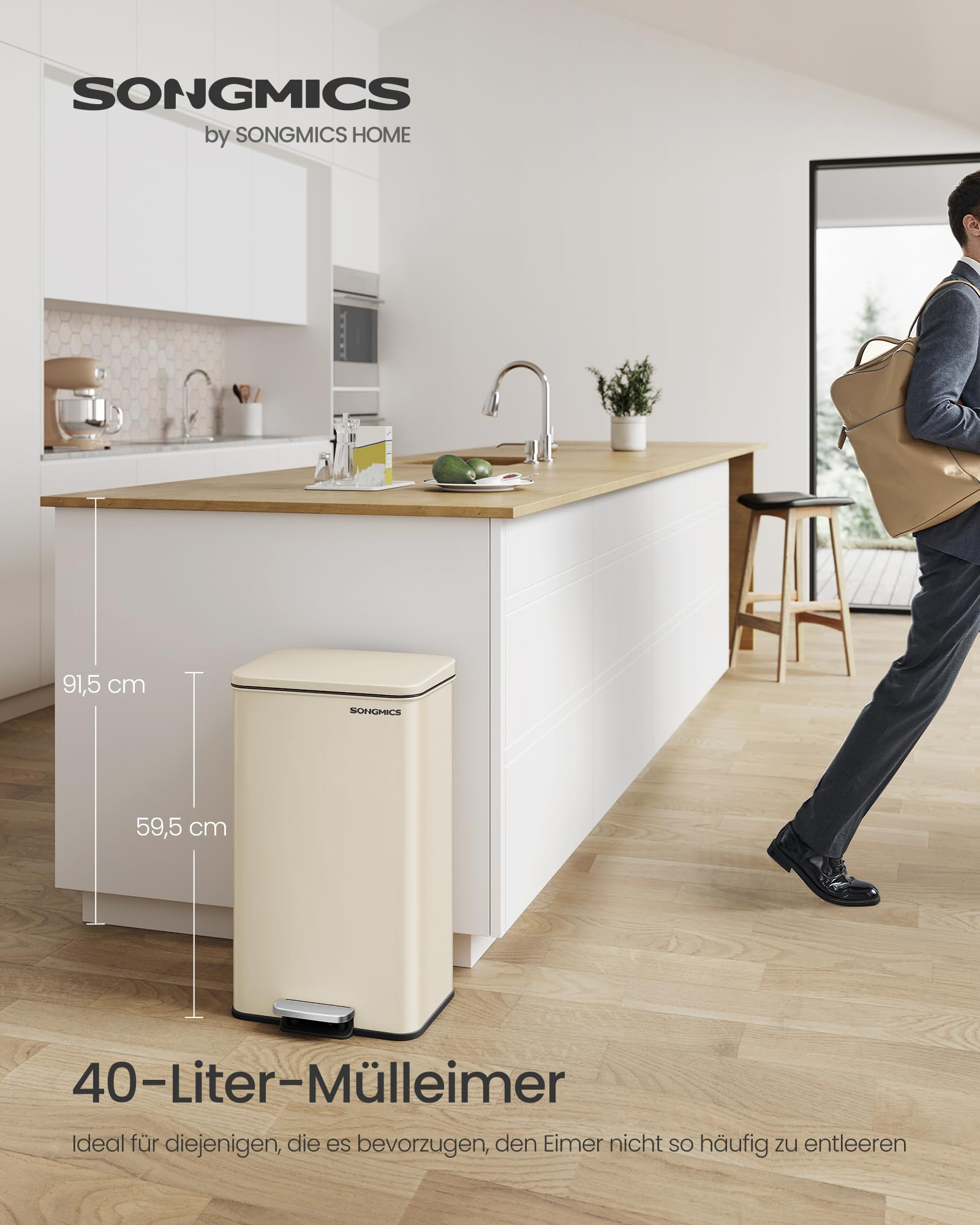 Beiger 40-Liter-Mülleimer mit Fußpedal in einer modernen Küche mit einer Person im Anzug.