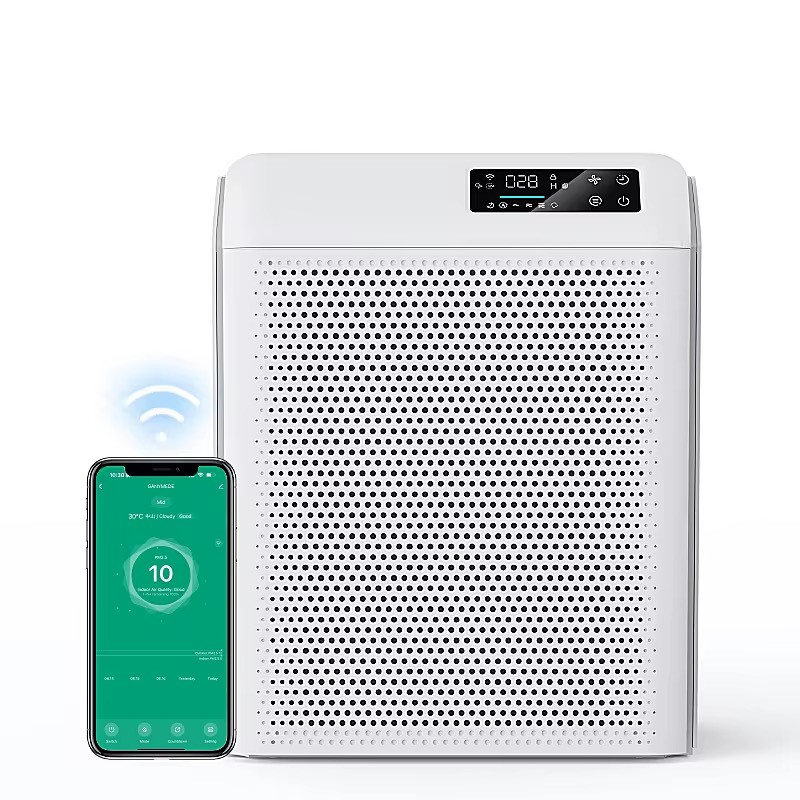 Dijital ekranlı beyaz bir hava temizleyici ve yeşil uygulama arayüzü ile Wi-Fi sinyali gösteren bir akıllı telefon.