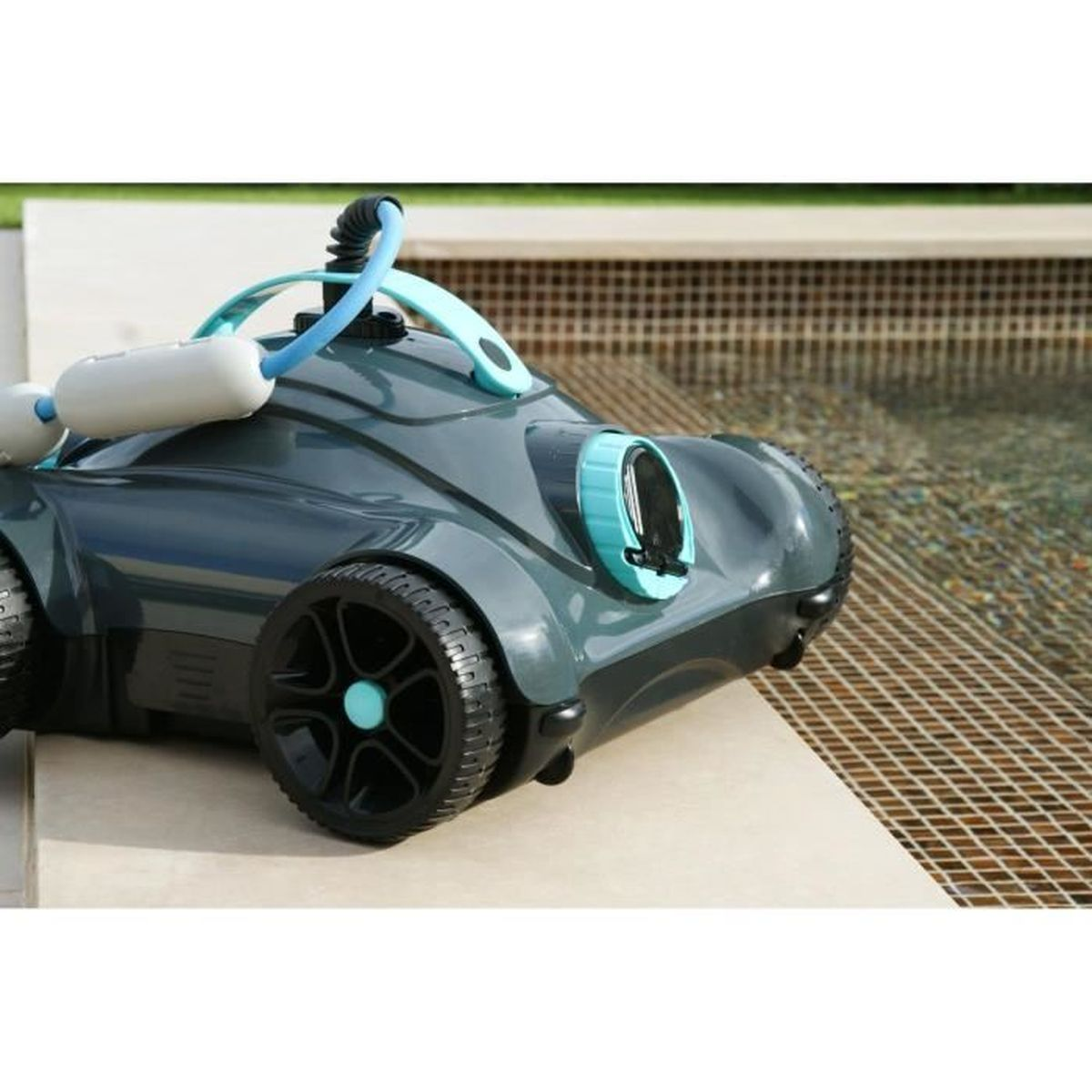 Un puliscipiscina robotizzato grigio con dettagli blu e grandi ruote vicino alla piscina.
