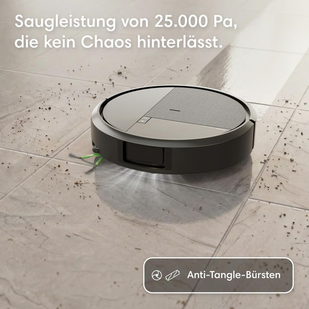 Un robot aspirapolvere grigio pulisce un pavimento piastrellato.