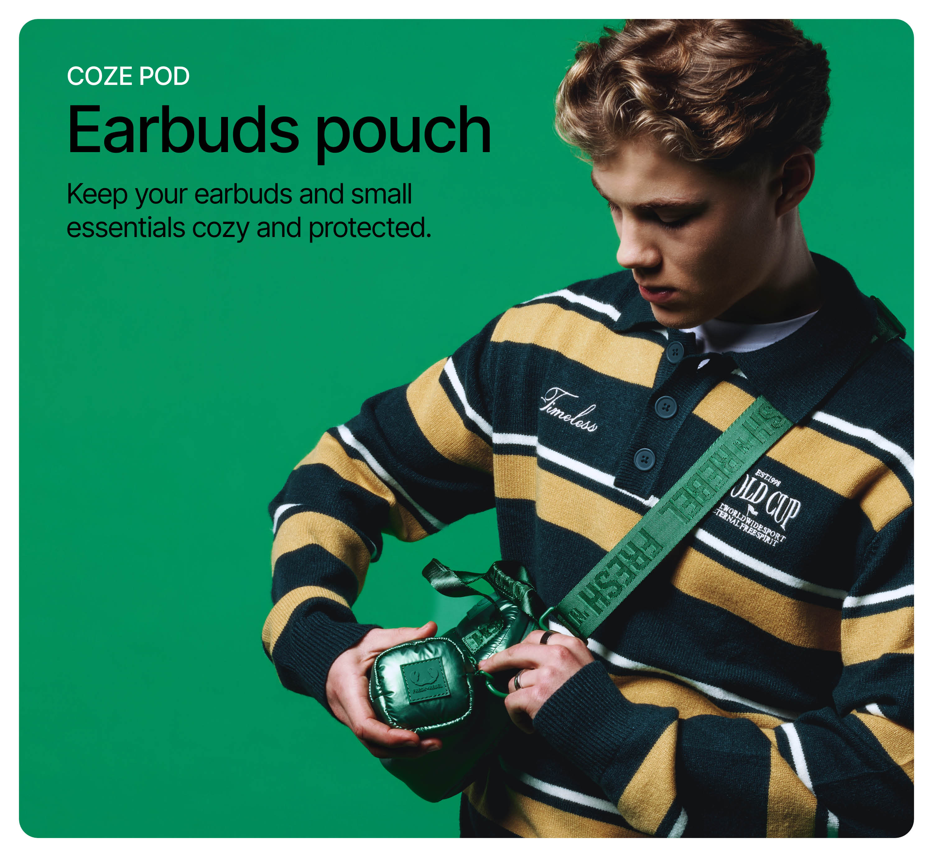 Un joven con polo de rayas sostiene una pequeña funda verde para auriculares sobre fondo verde.