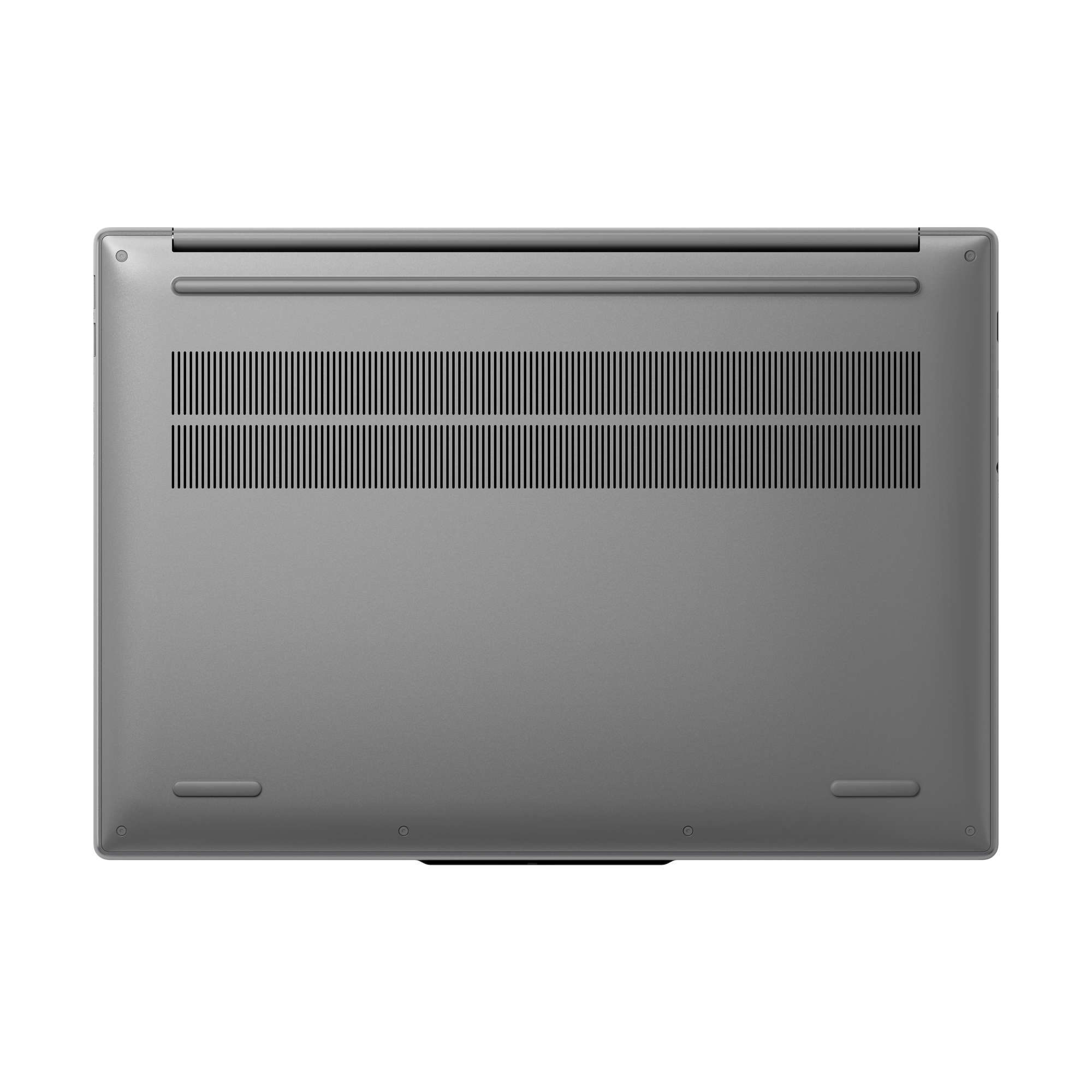 Unterseite eines grauen Laptops mit Lüftungsschlitzen und Gummifüßen auf weißem Hintergrund.