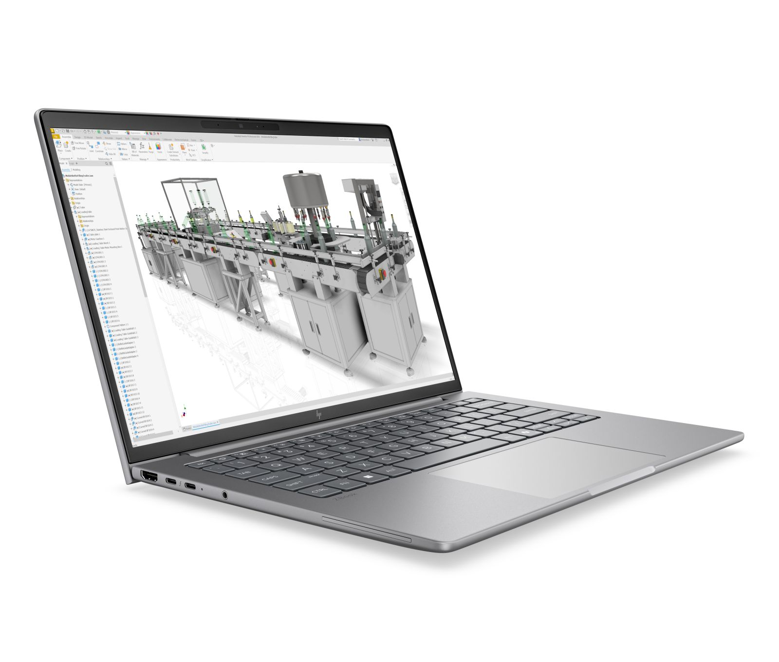 Ein silberner Laptop zeigt eine 3D-CAD-Konstruktion einer Fabrikanlage auf dem Bildschirm.