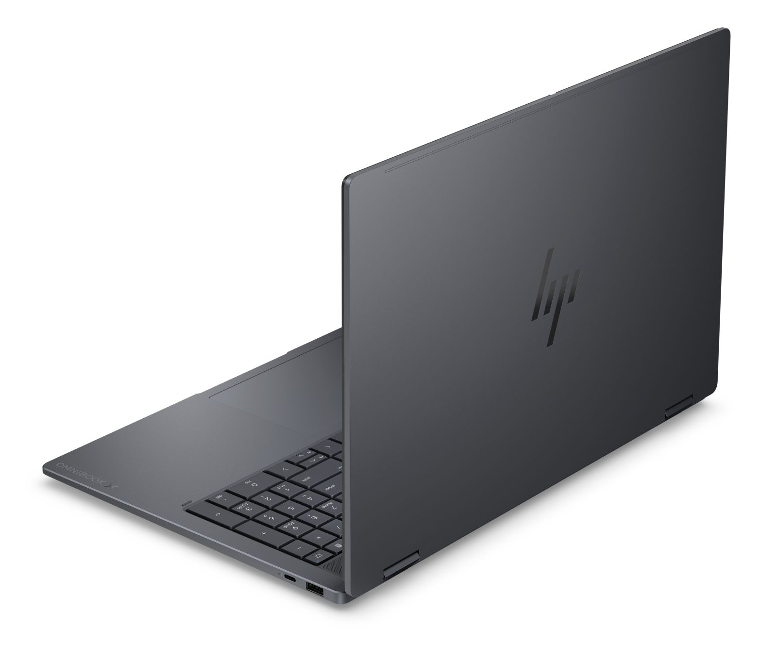 Ein dunkelgrauer HP Laptop steht geöffnet auf weißem Grund und zeigt die Tastatur von hinten rechts.