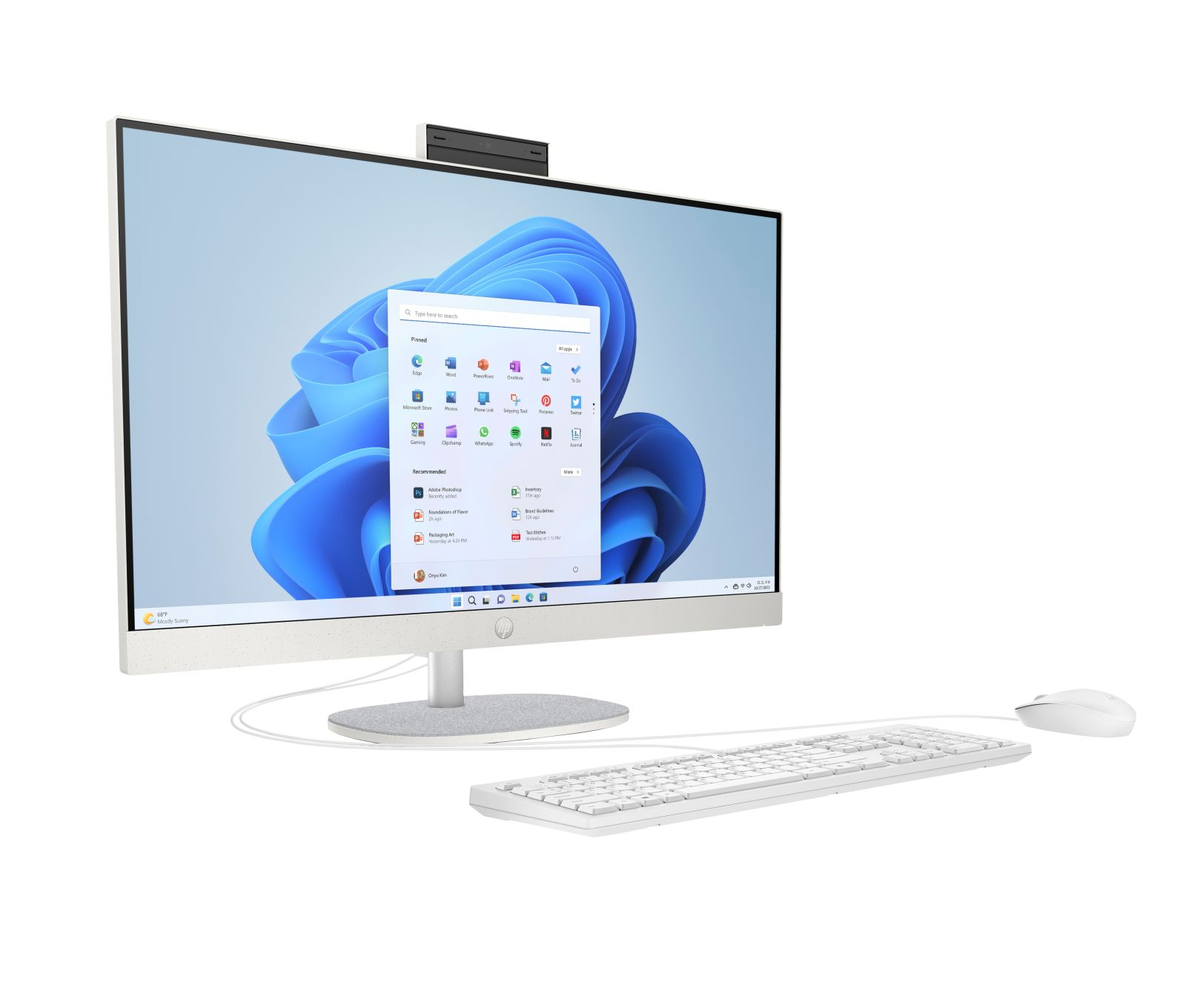 Ein weißer All-in-One-Desktop-Computer mit Webcam, Tastatur und Maus auf weißer Oberfläche.
