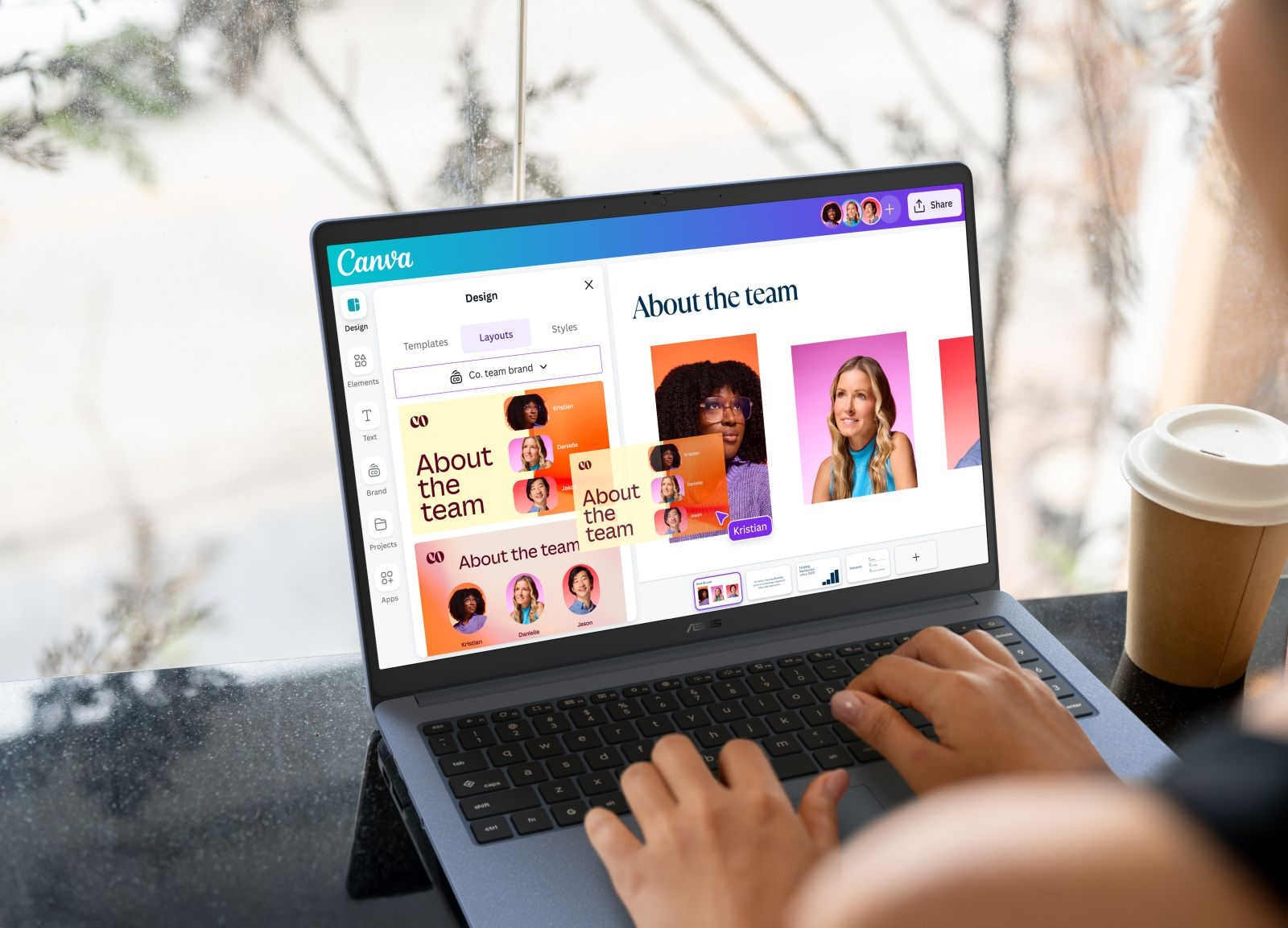 Eine Person nutzt einen Laptop für Canva-Webdesign, neben einem Fenster mit Kaffeetasse.