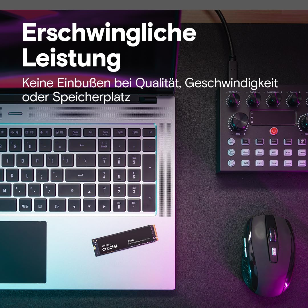 Laptop, SSD M.2 Crucial, mouse e mixer audio su scrivania scura, con testo in tedesco.