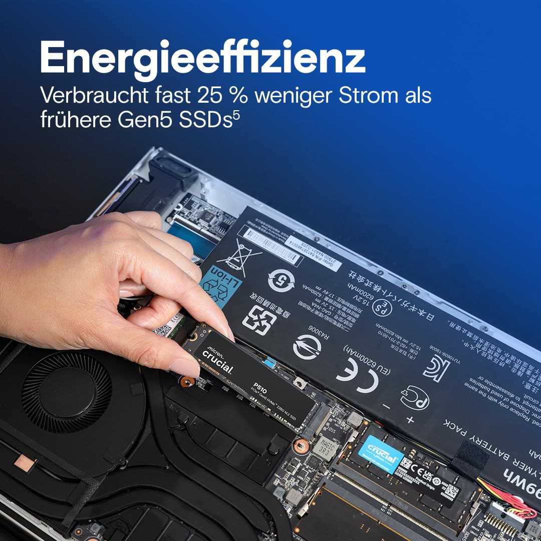 Una mano installa un SSD Crucial nero in un laptop aperto vicino alla batteria.