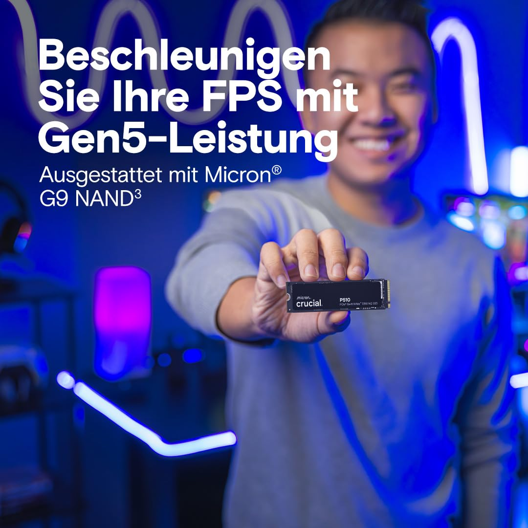 Un uomo sorridente mostra un SSD Crucial Gen5 su sfondo blu con testo.