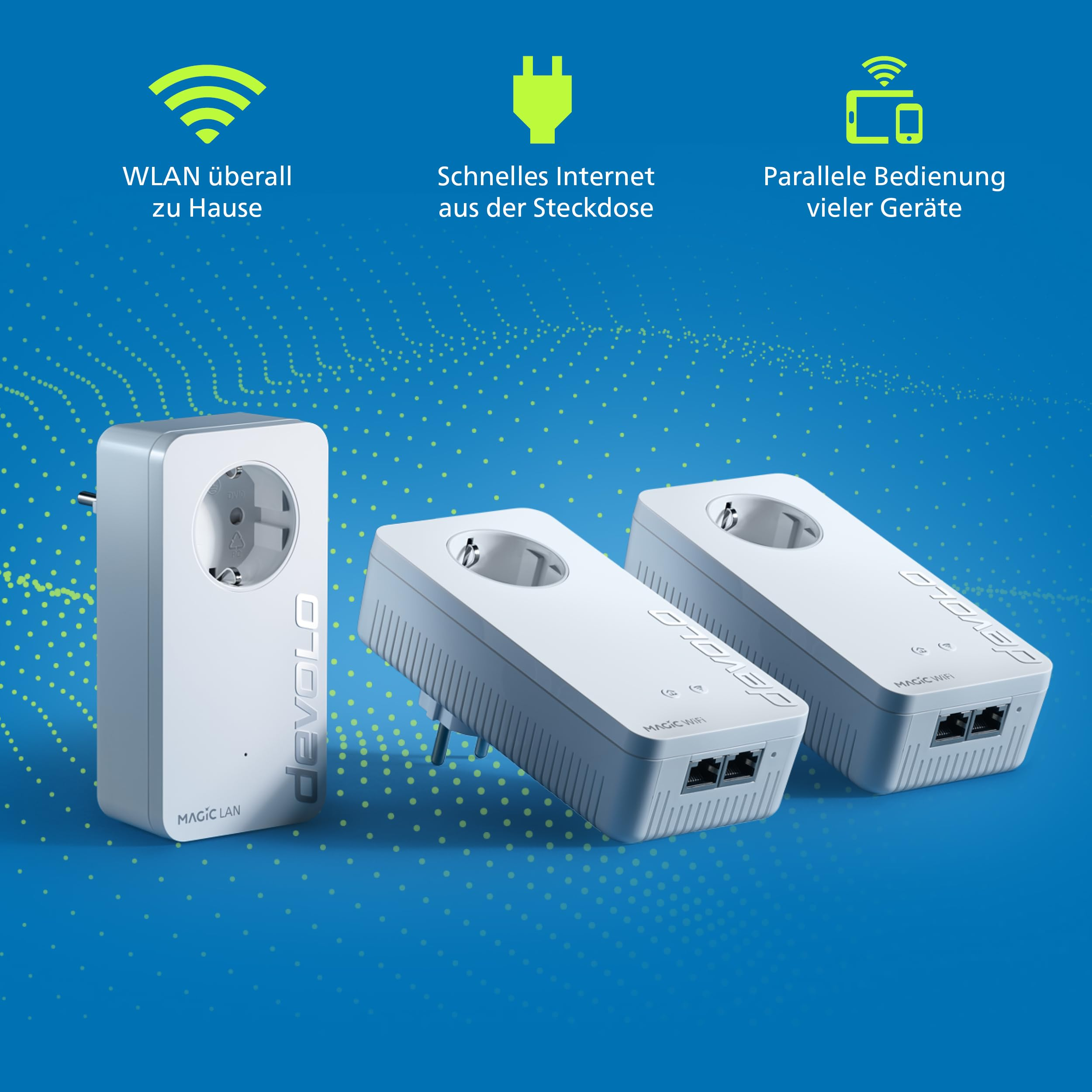 Tre adattatori powerline Devolo bianchi su sfondo blu con icone verdi per Wi-Fi e prese.