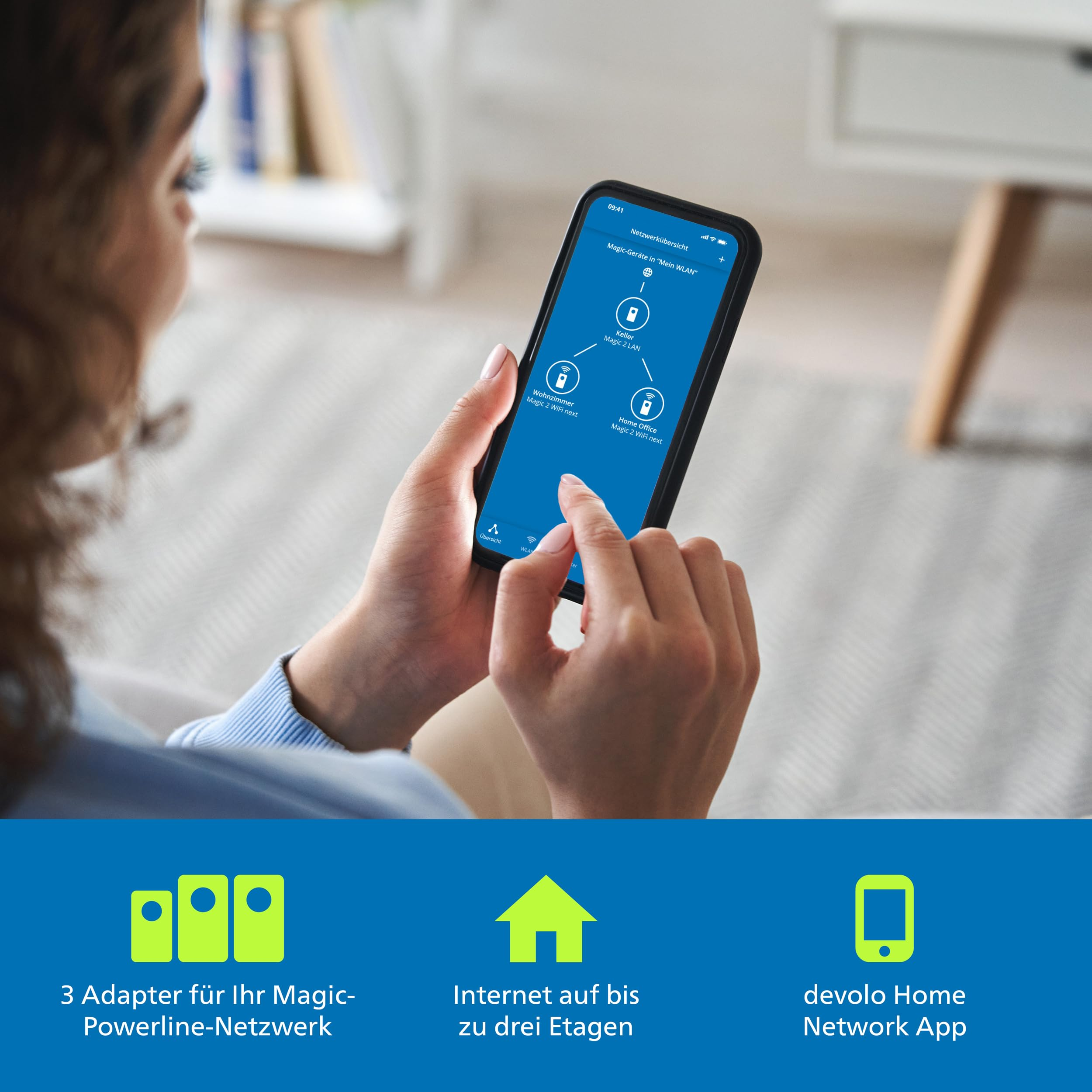 Una donna tiene in mano uno smartphone e usa un'app di rete domestica per gestire tre adattatori Magic.