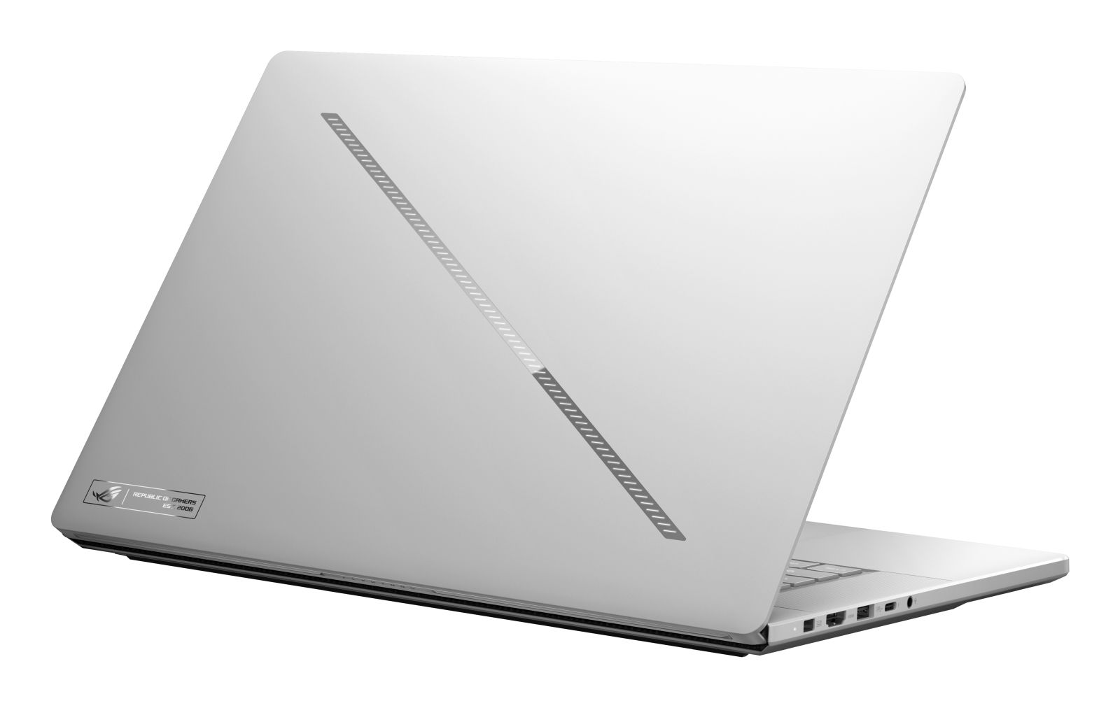 Ein silberner Laptop steht auf weißem Hintergrund, mit diagonaler Lichtleiste auf dem Deckel.