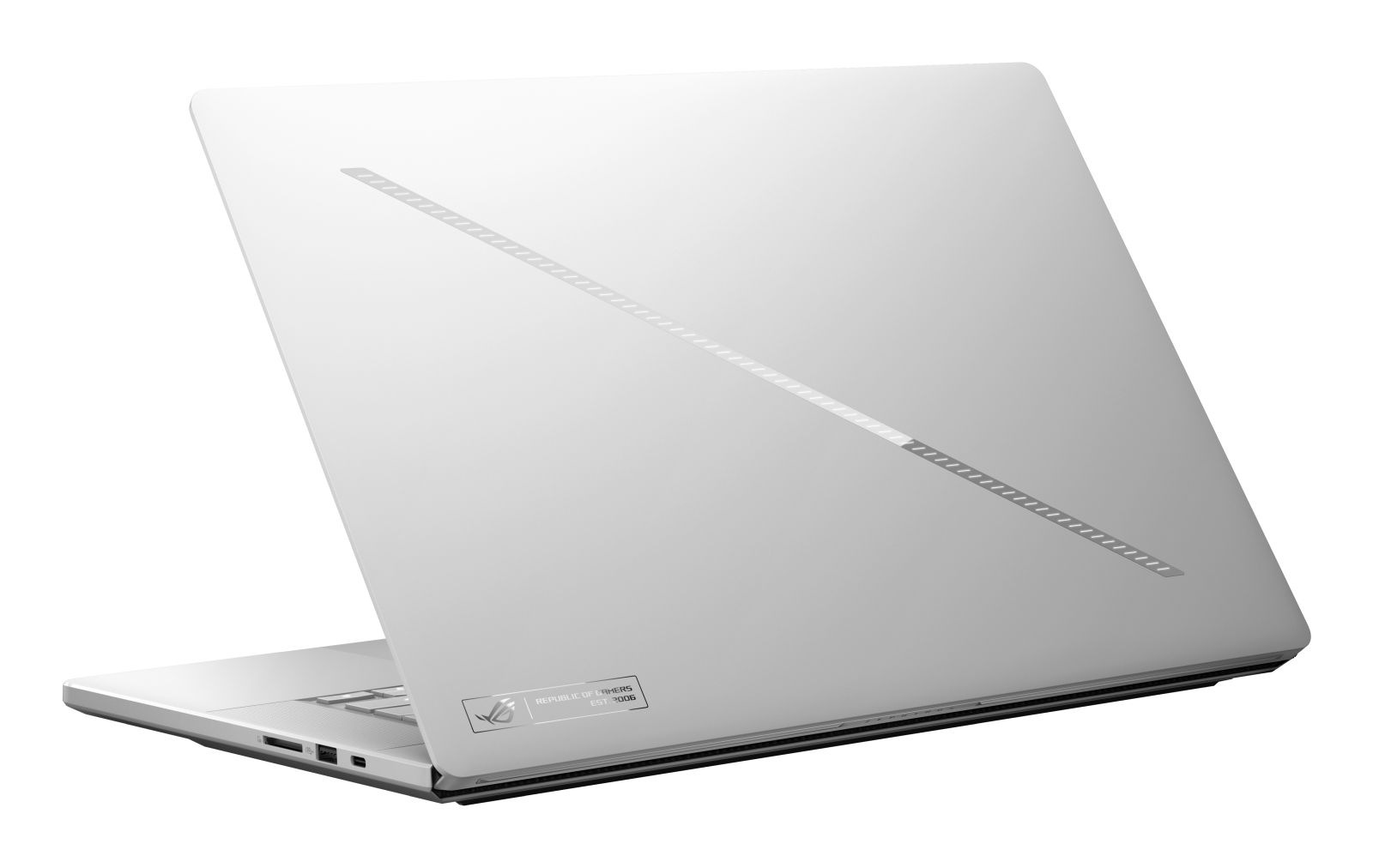 Ein silberner Laptop mit diagonalem Muster auf dem Deckel und seitlichen Anschlüssen vor weißem Hintergrund.
