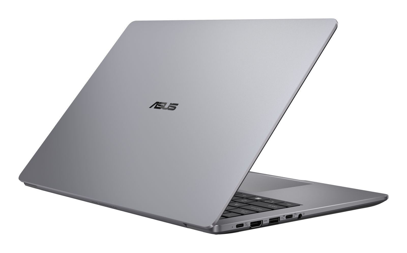 Ein silberner Asus-Laptop ist auf einer weißen Oberfläche teilweise geöffnet und zeigt das Logo.