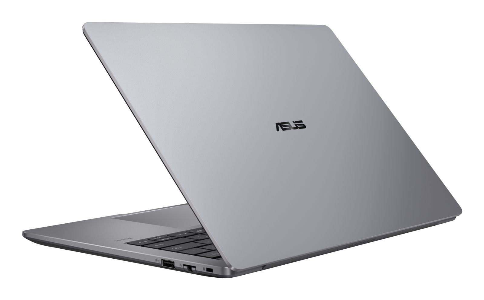 Ein silberner Asus-Laptop ist auf einem weißen Hintergrund aus einer leicht erhöhten Perspektive zu sehen.