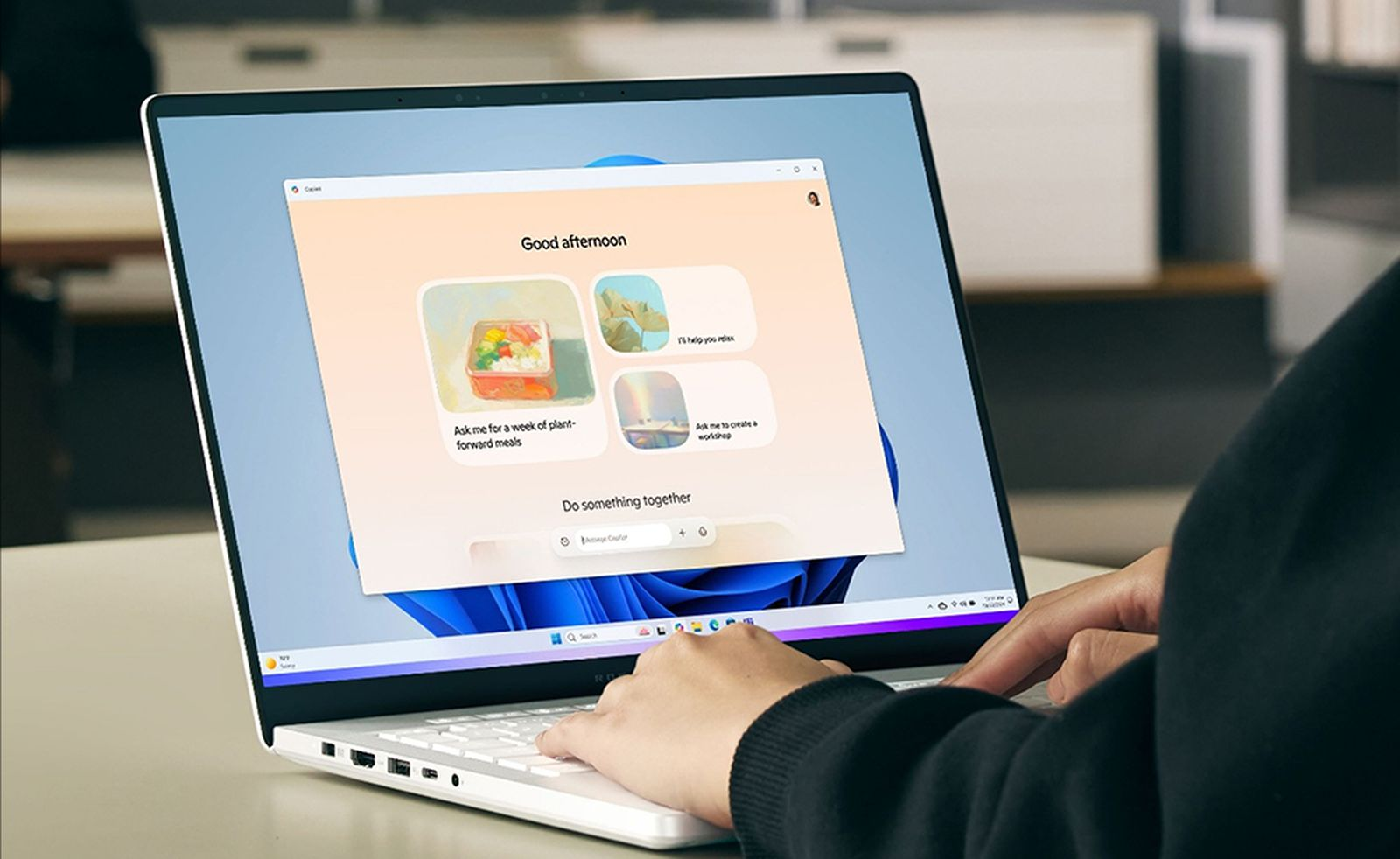 Person tippt auf einer Laptop-Tastatur, auf dem Bildschirm ist eine Software-Oberfläche mit Karten zu sehen.