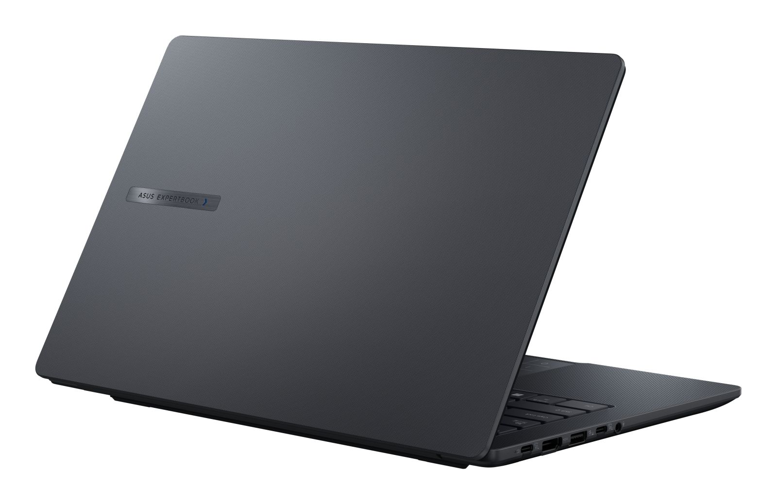 Ein geschlossener schwarzer ASUS ExpertBook Laptop vor weißem Hintergrund, von der hinteren Ecke aus gesehen.