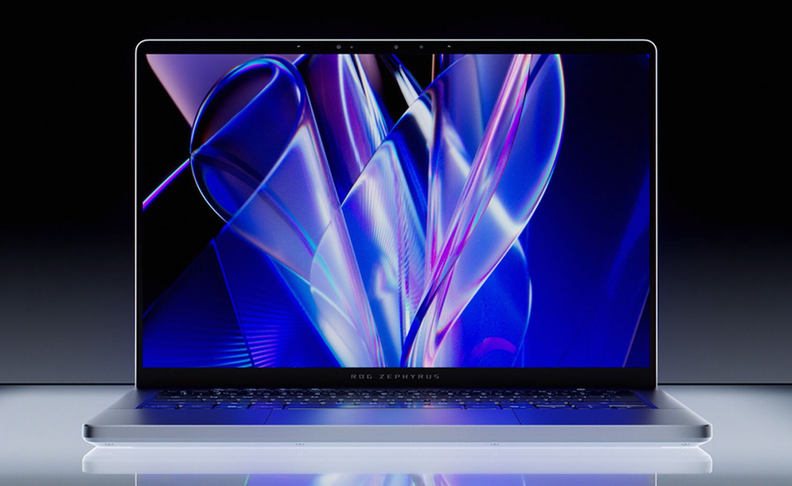Ein silberner ROG Zephyrus Laptop zeigt eine lebendige blau-violette abstrakte Tapete vor dunklem Hintergrund.