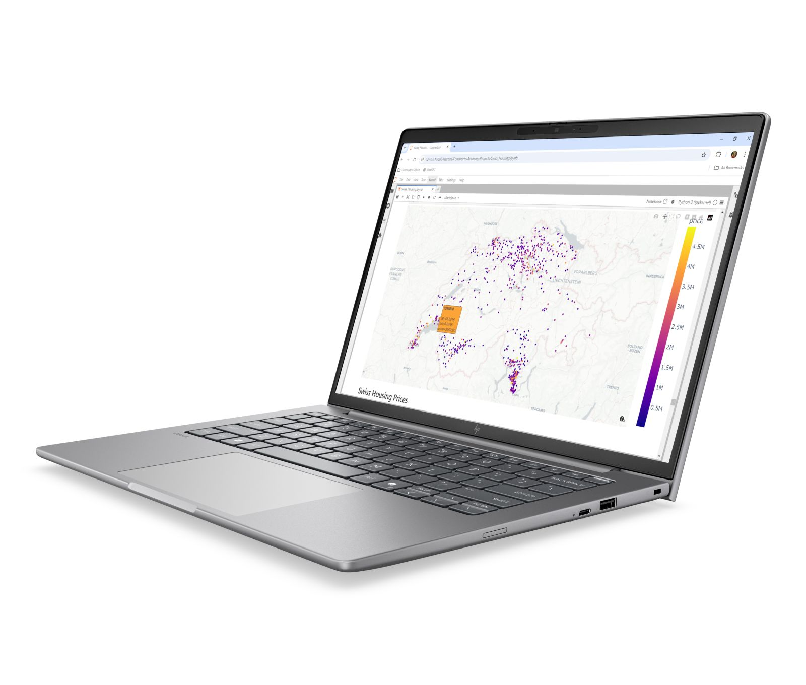 Ein silberner Laptop auf weißem Hintergrund zeigt eine Schweizer Karte mit Wohnungsmarktpreisen.