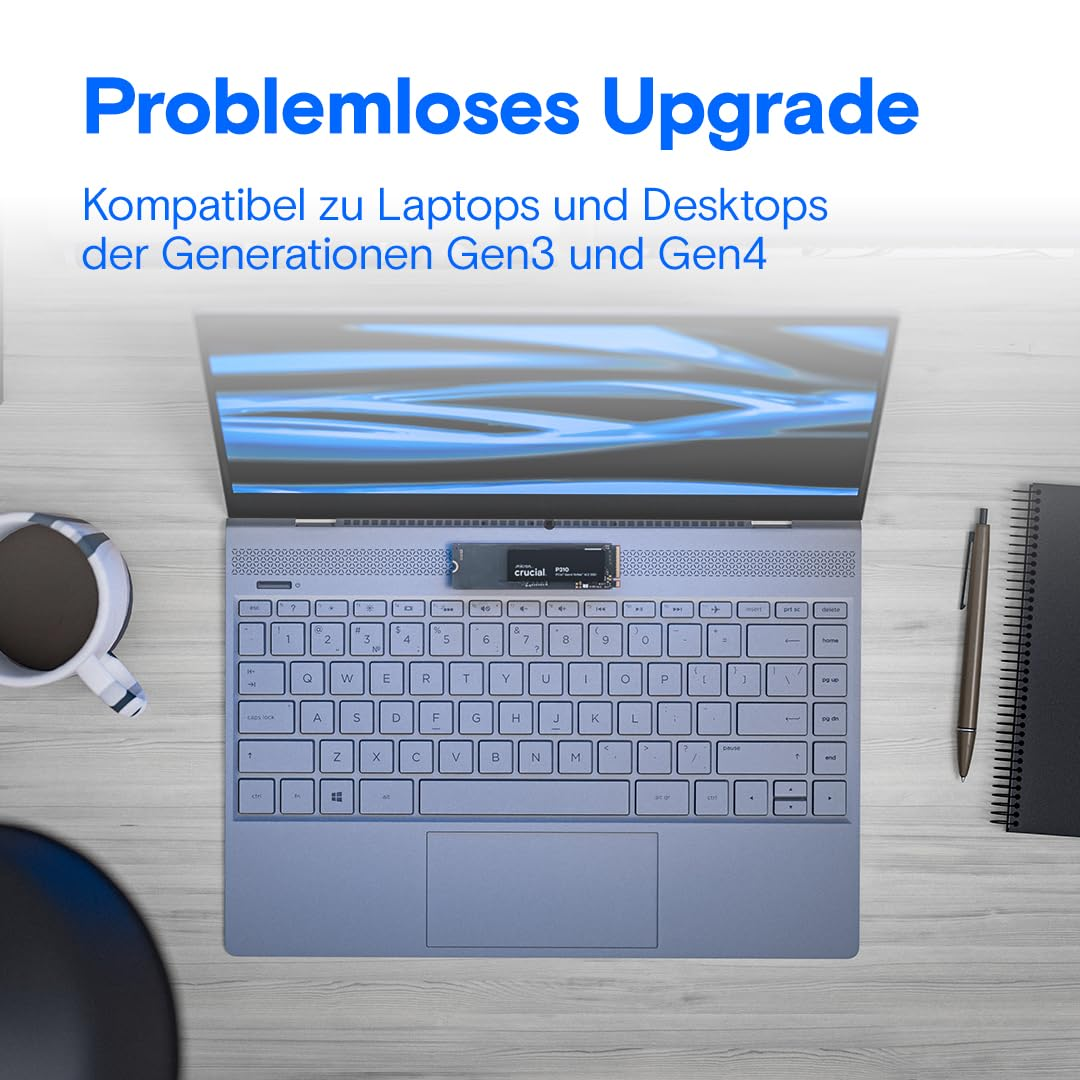 Un laptop blu con SSD M.2, tazza e taccuino su scrivania in legno con testo promozionale in tedesco.