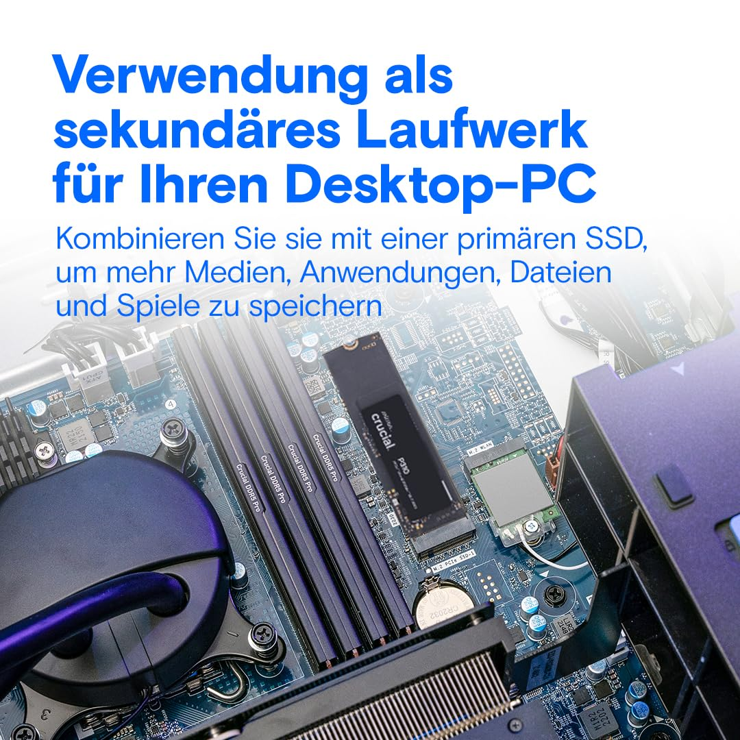 Un SSD Crucial collegato a una scheda madre per PC blu vicino agli slot RAM.
