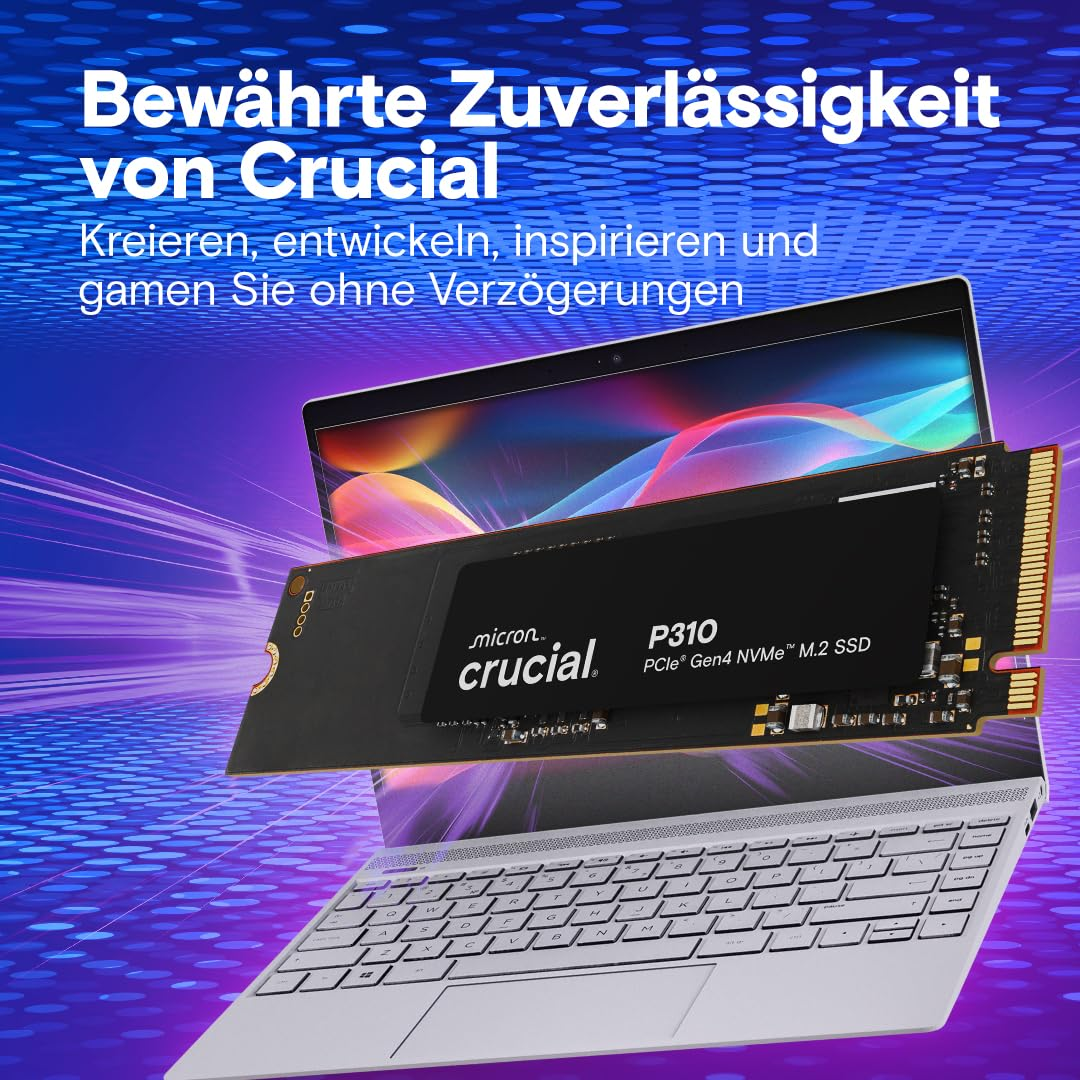 Un SSD M.2 Crucial P310 fluttua sopra un laptop aperto su sfondo blu con testo in tedesco.