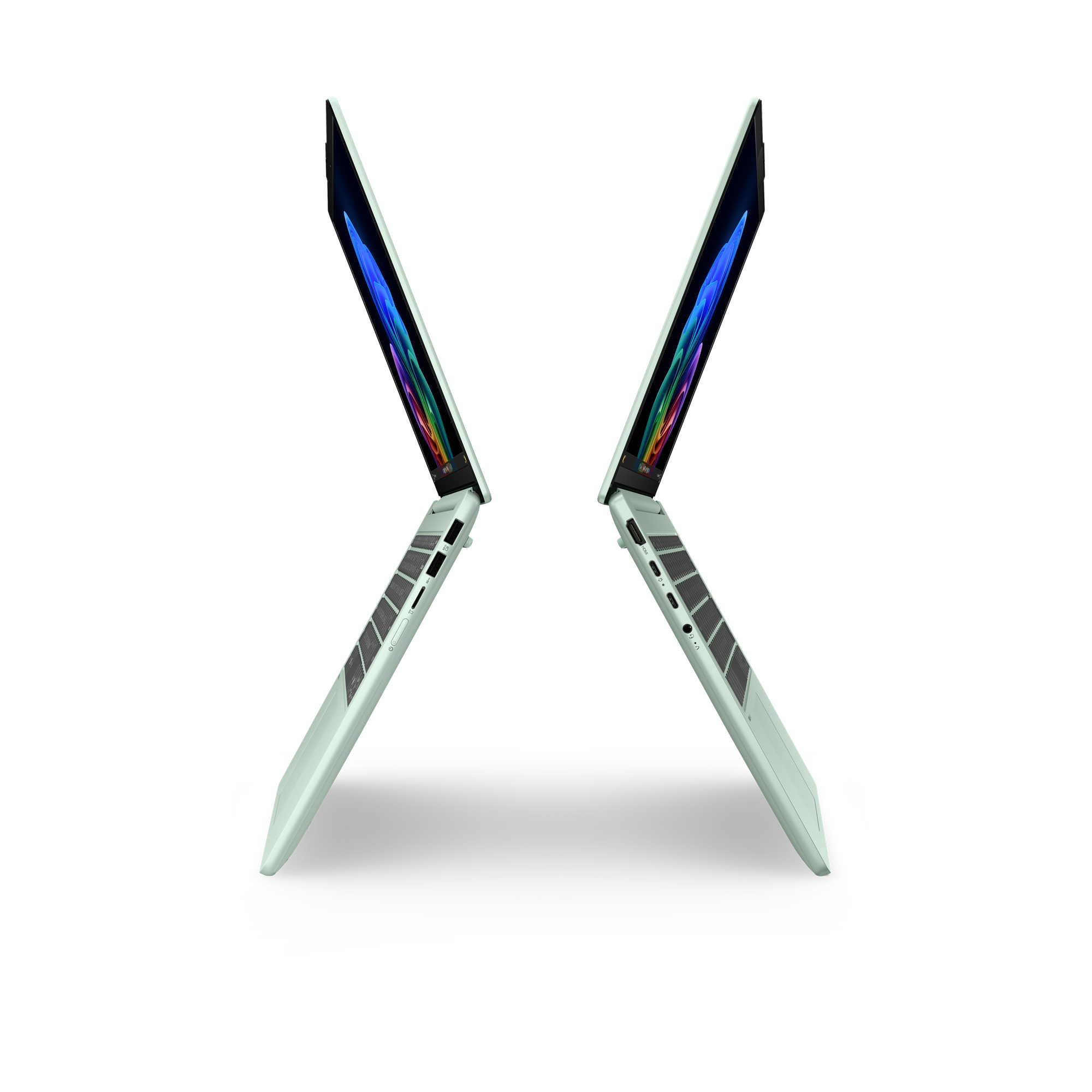 Zwei pastellgrüne Laptops stehen symmetrisch vor weißem Hintergrund in Seitenansicht.