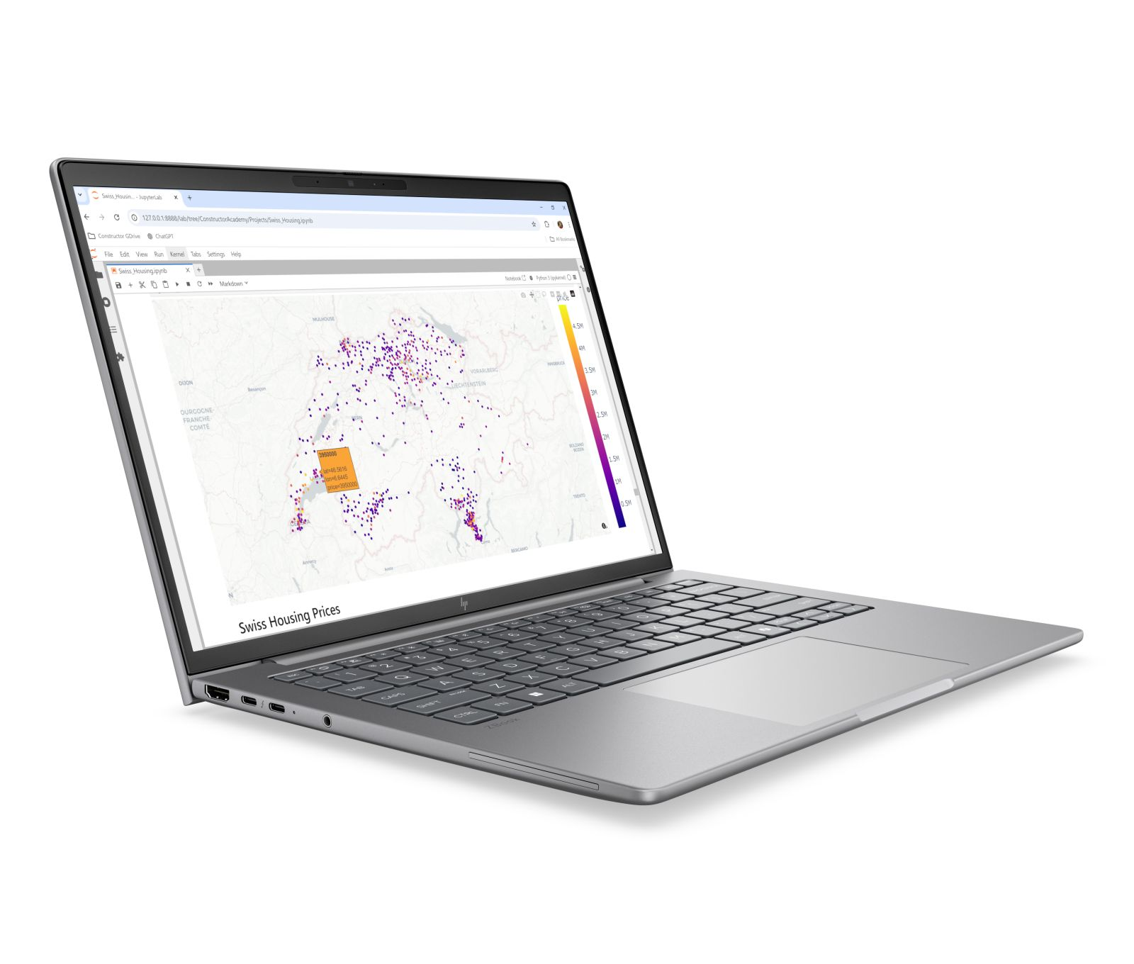 Ein silberner Laptop zeigt auf dem Bildschirm eine Karte der Schweizer Immobilienpreise.