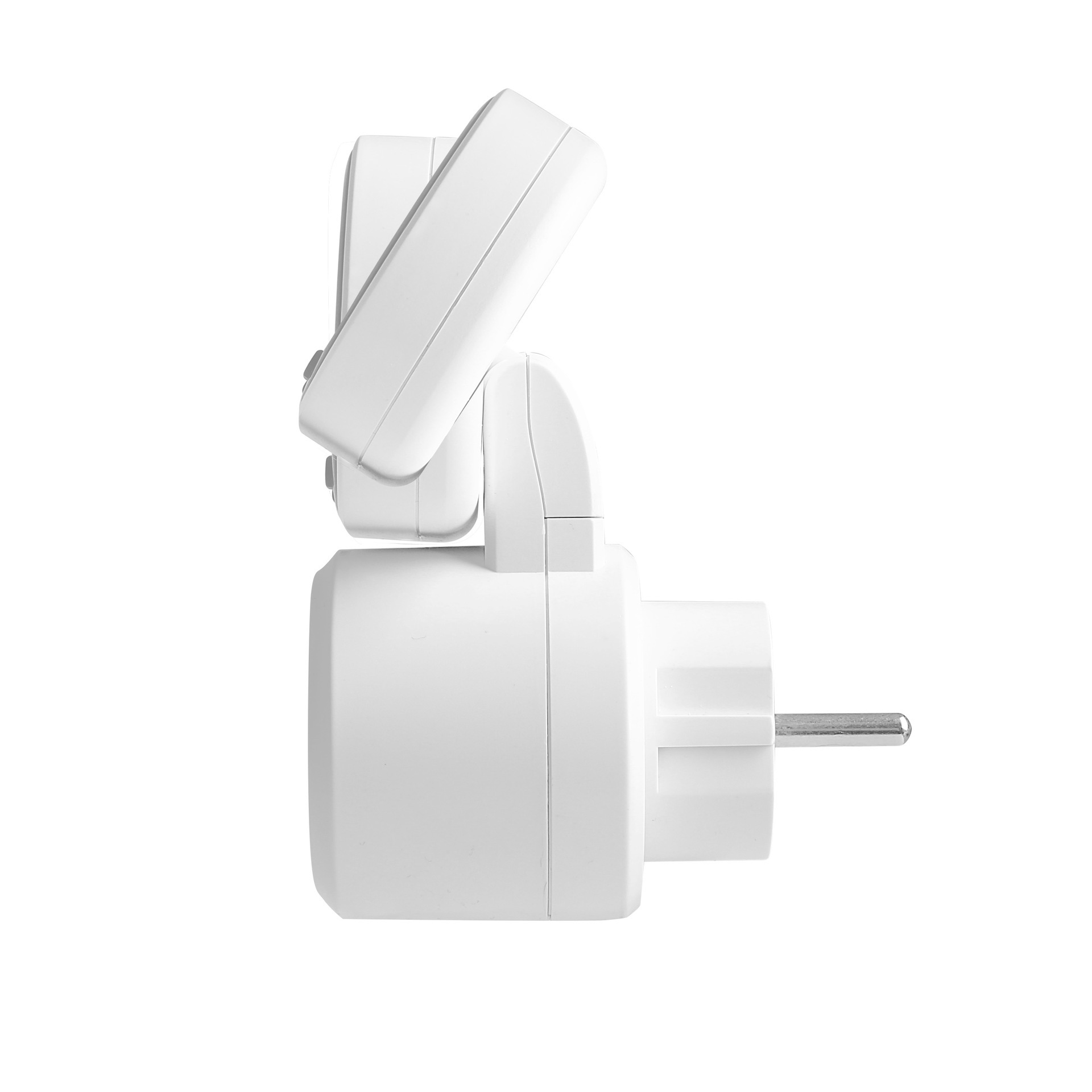 Seitenansicht eines weißen smarten Steckdosenadapters mit Erdungsstift auf weißem Hintergrund.