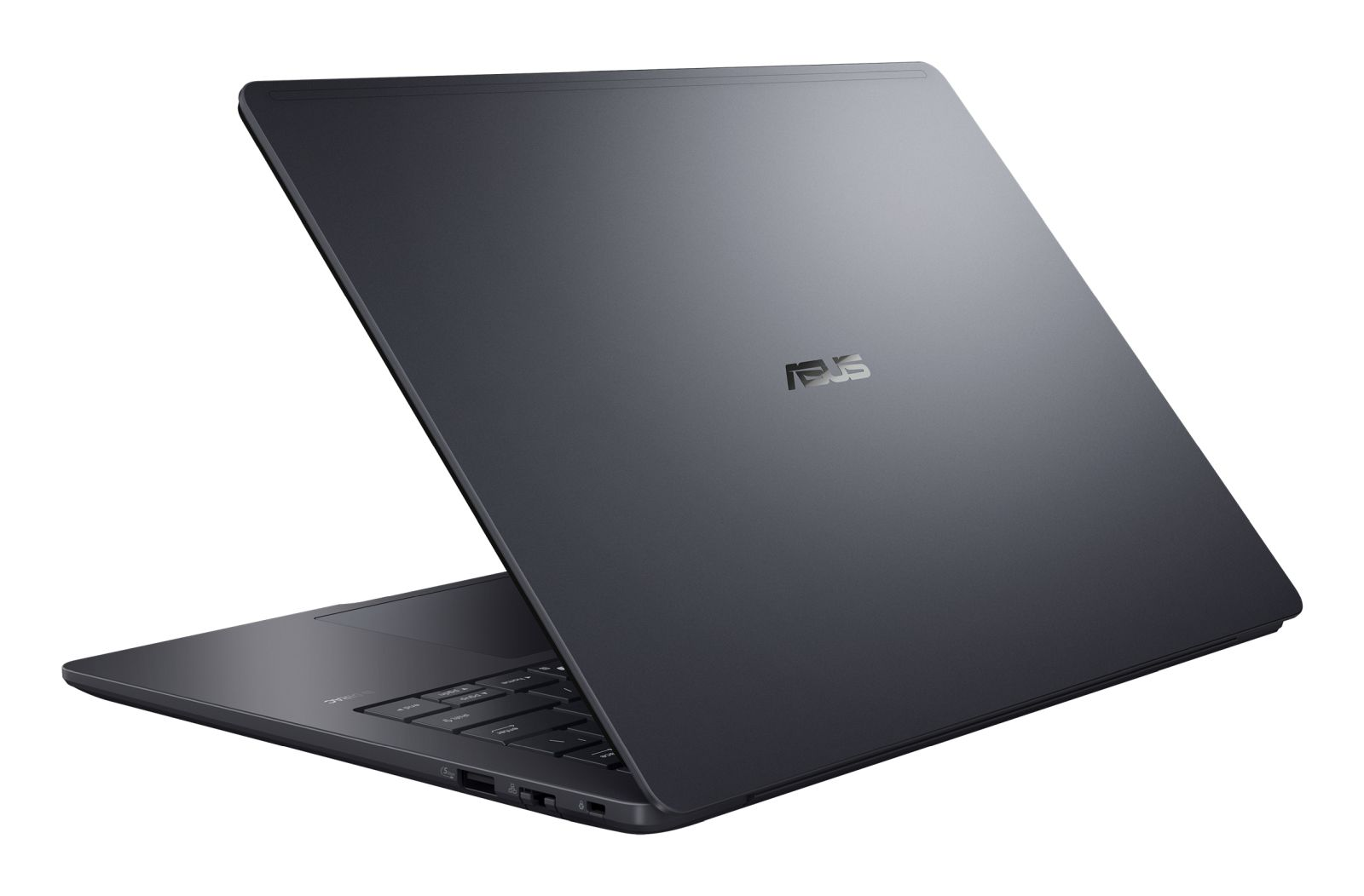 Ein grauer ASUS-Laptop steht auf einer weißen Oberfläche, die Ansicht zeigt den Deckel mit Logo.