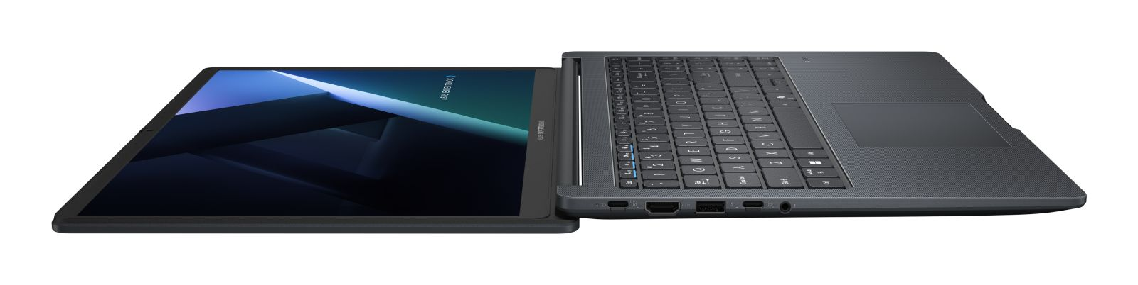 Ein grauer Laptop mit aufklappbarem Bildschirm liegt auf einer weißen Oberfläche.