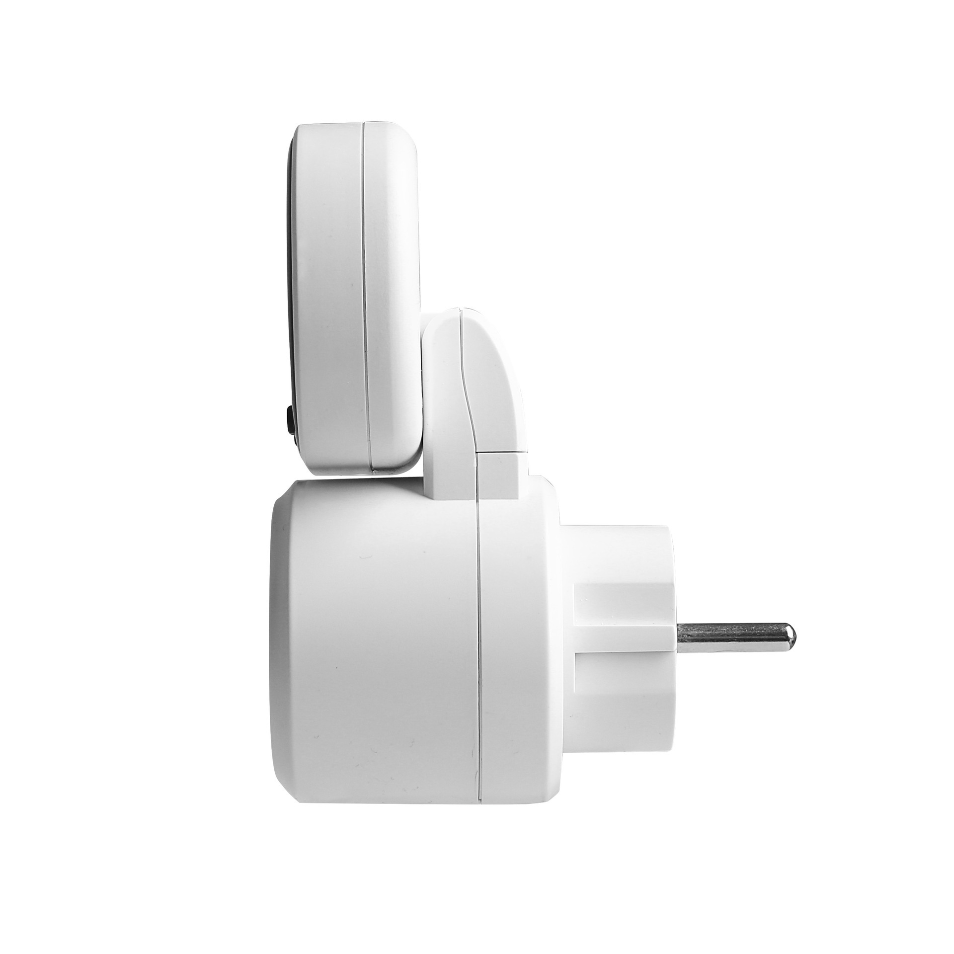 Ein weißer Smart-Plug-Adapter in Seitenansicht mit Schutzkontaktstift nach rechts vor weißem Hintergrund.