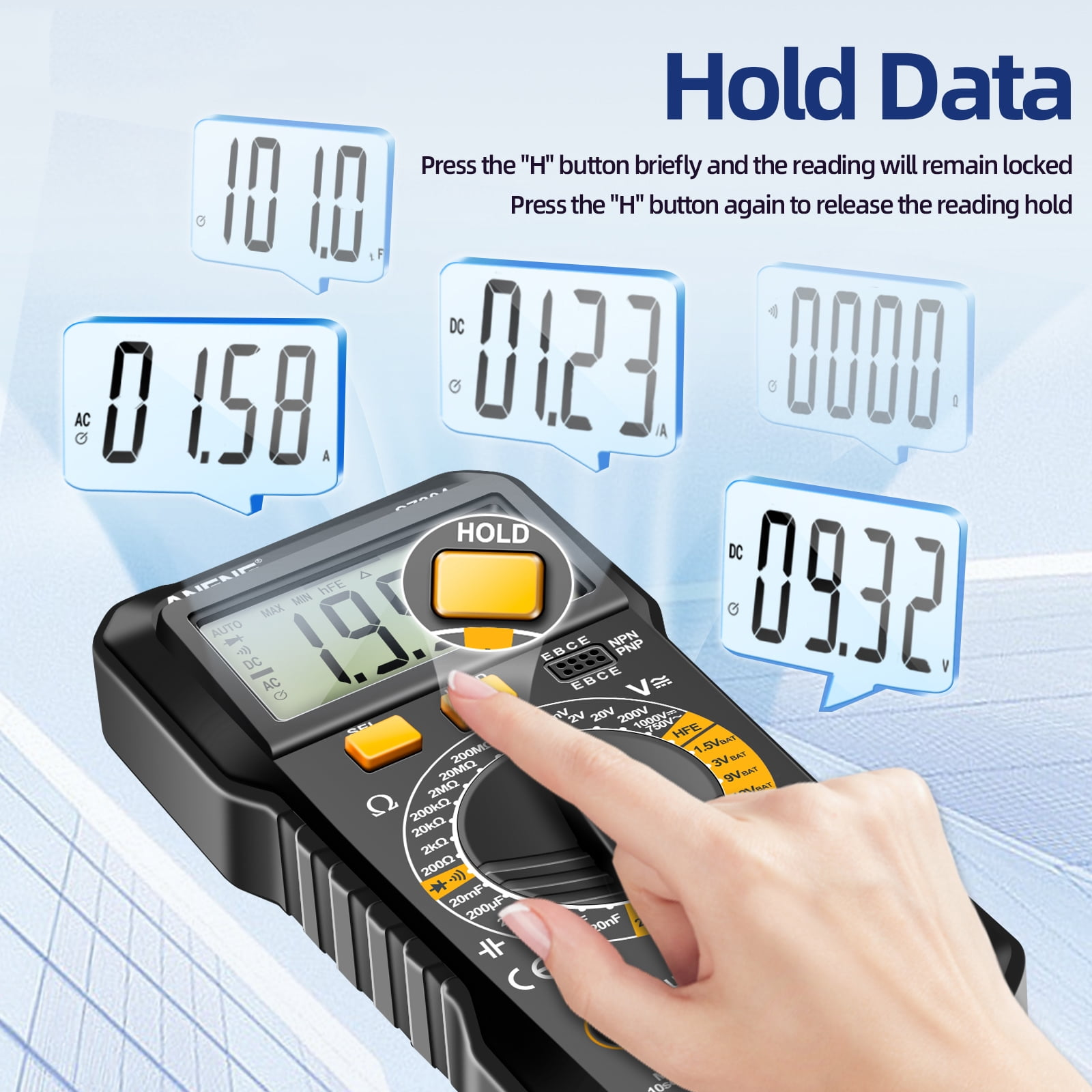 Hand drückt die Hold-Taste eines Multimeters, um Messwerte zu speichern.
