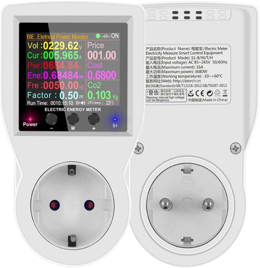Stromzähler mit digitalem Display, Steckdose und technischen Daten auf der Rückseite.