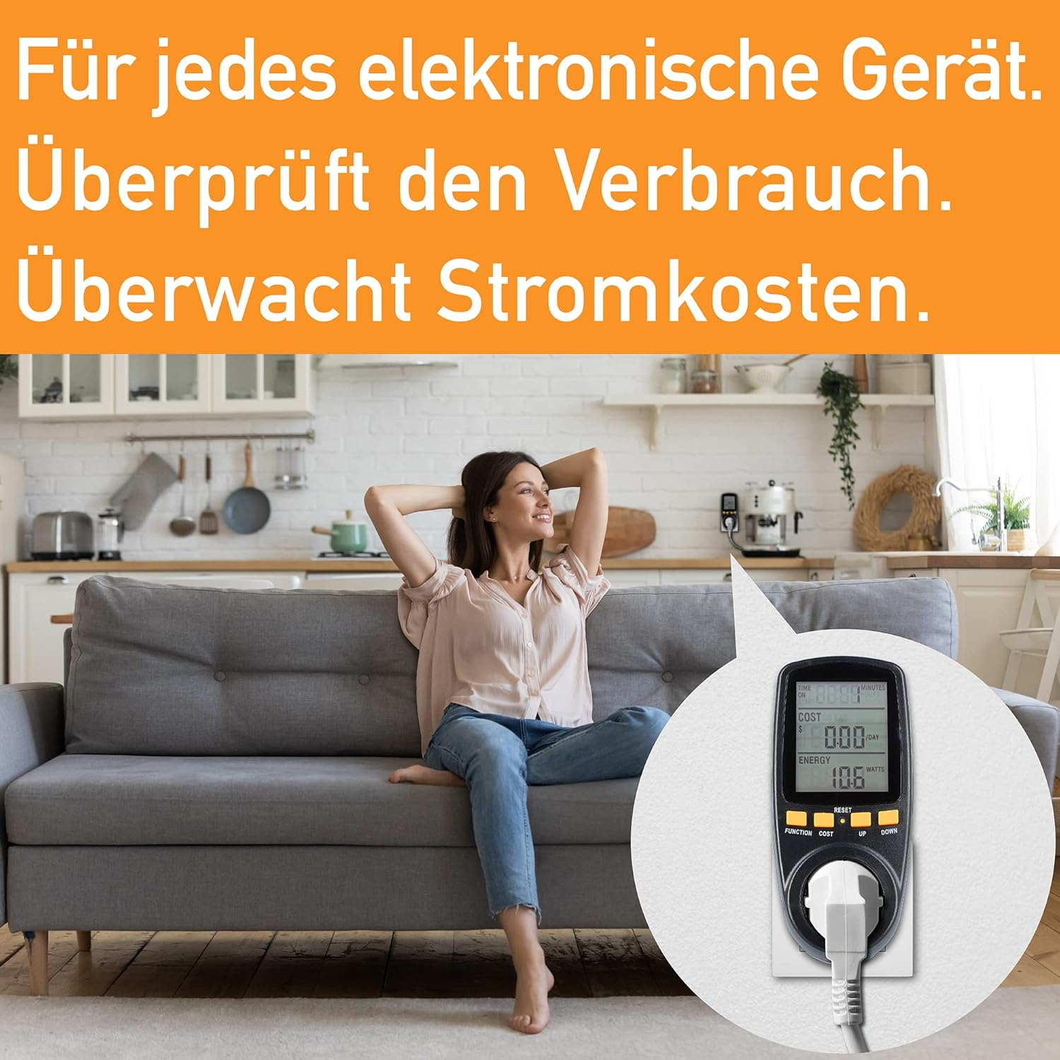 Eine Frau entspannt auf einem Sofa in einer Küche, während ein Stromkostenmessgerät eingeblendet wird.